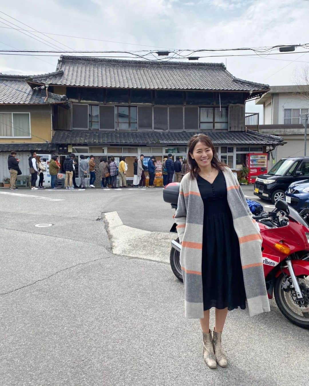 佐野真彩さんのインスタグラム写真 - (佐野真彩Instagram)「香川県うどん巡り⭐︎ 食べログうどんランキング１位の #須崎食料品店　✨ 朝9時〜11時半までしか空いてなくって、 麺をもらったら外で食べるシステムです☺️ すごく美味しかった✨ . . #讃岐うどん　#うどん巡り　#うどん　#udon #食べログ　#食べログうどん百名店 #佐野真彩 #香川県　#食べログ１位」3月2日 10時21分 - sano.maya