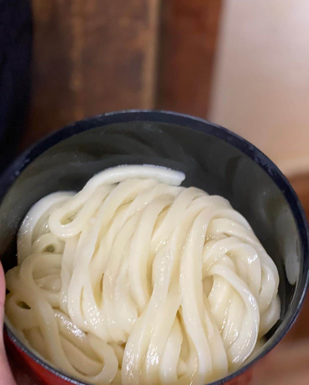 佐野真彩さんのインスタグラム写真 - (佐野真彩Instagram)「香川県うどん巡り⭐︎ 食べログうどんランキング１位の #須崎食料品店　✨ 朝9時〜11時半までしか空いてなくって、 麺をもらったら外で食べるシステムです☺️ すごく美味しかった✨ . . #讃岐うどん　#うどん巡り　#うどん　#udon #食べログ　#食べログうどん百名店 #佐野真彩 #香川県　#食べログ１位」3月2日 10時21分 - sano.maya