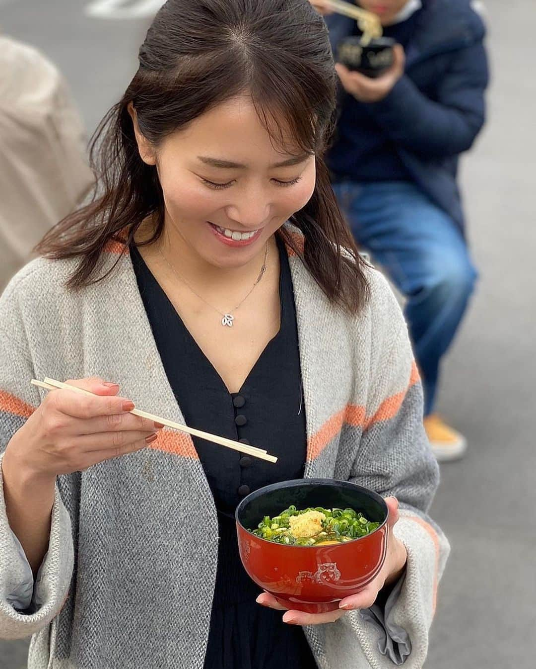 佐野真彩さんのインスタグラム写真 - (佐野真彩Instagram)「香川県うどん巡り⭐︎ 食べログうどんランキング１位の #須崎食料品店　✨ 朝9時〜11時半までしか空いてなくって、 麺をもらったら外で食べるシステムです☺️ すごく美味しかった✨ . . #讃岐うどん　#うどん巡り　#うどん　#udon #食べログ　#食べログうどん百名店 #佐野真彩 #香川県　#食べログ１位」3月2日 10時21分 - sano.maya