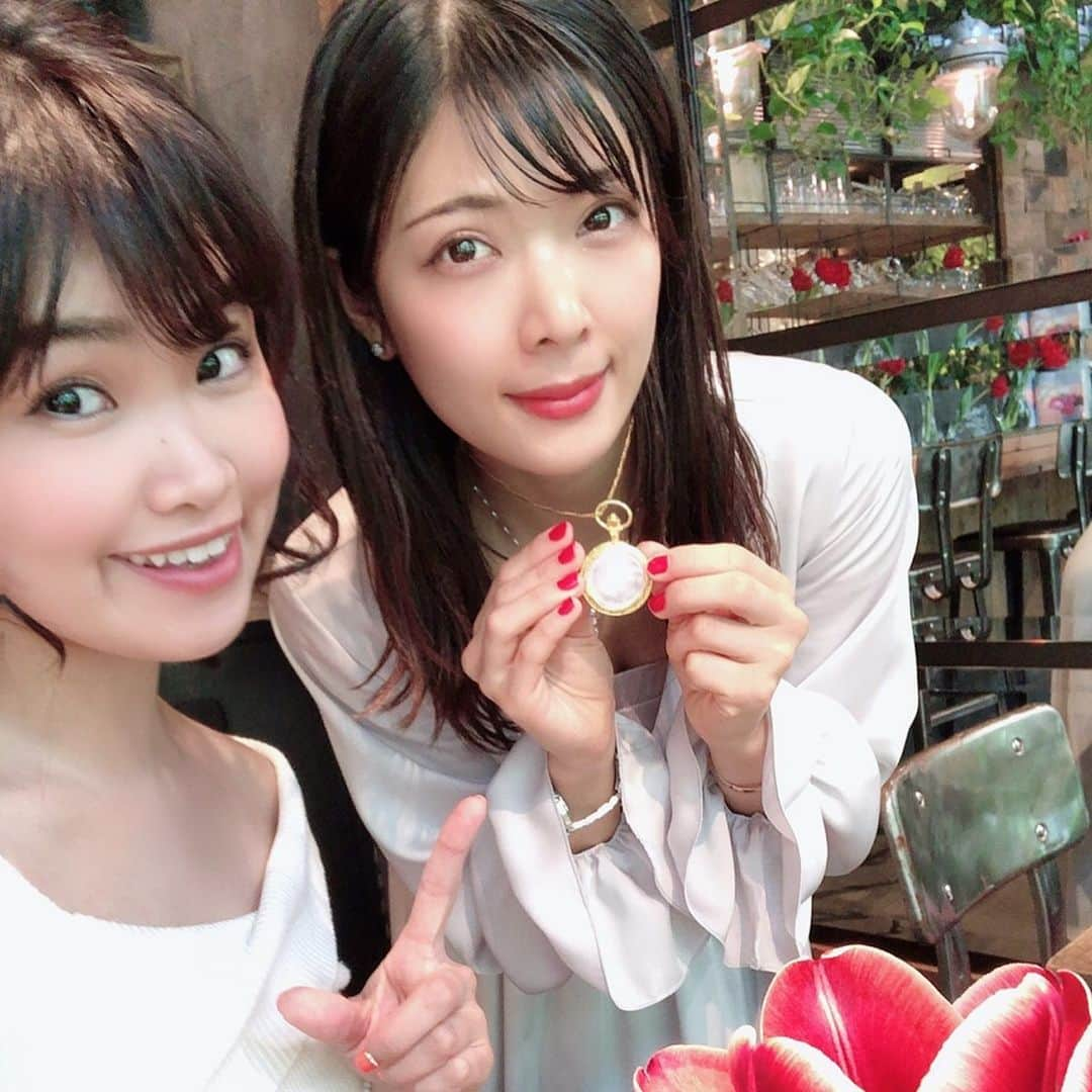 真麻さんのインスタグラム写真 - (真麻Instagram)「赤坂にある青山フラワーマーケットTEA HOUSEにて💖 @aoyamaflowermarket_teahouse  女子会してきたよ🎀✨ ✩.*˚ 店内は緑がたくさん、テーブルにお花もあって心が落ち着く雰囲気😌そんな場所で台湾にいる友達と再会✌️コロナの影響で色々あるみたいで、せっかく計画してることもできなくなるかもとかホント辛いよね😭どうか早く落ち着きますように… ✩.*˚ 短い時間だったけど、会えるだけで安心感✨家族のような存在の心友(●´ω`●)歳も離れてるのに、仲良くていつも気にかけてくれて…私も会えない中でこんなにも気持ちは離れないんだって感動する存在😍10代の頃から知ってるから、今じゃすっかりお姉さんになって海外で頑張っていて逞しいの❣️いい意味で負けないように、私も頑張る💪って思える存在✨ ✩.*˚ 息子の受験も終わって、後は発表を待つのみ💦私も検定終わって油断している場合じゃない…4月入ったらITパスポートの試験だから頑張る😤 ✩.*˚ 数年前までは色んな知り合いがいて、仲間はいればいるだけ良かったけど…今は本当に大切な仲間、友達がいれば幸せ💞断捨離して家の中整理する度に身の回りを全部整理したくなる☺✨お陰でまた良い運気が巡ってきてるよー🌞最近はもっぱら九星気学にハマってる✩°｡⋆⸜(*˙꒳˙* )⸝ ✩.*˚ ✩.*˚ ✩.*˚ #心友 #家族のような存在 #おしゃカフェ #東京カフェ巡り #カフェ活 #受験生の母 #中3男子  #思春期男子 #九星気学  #愛されたい #愛され女子 #女子力向上計画 #妊活記録 #グルメスタグラム #美意識高め #アラフォーメイク」3月2日 10時17分 - masaaoyama3