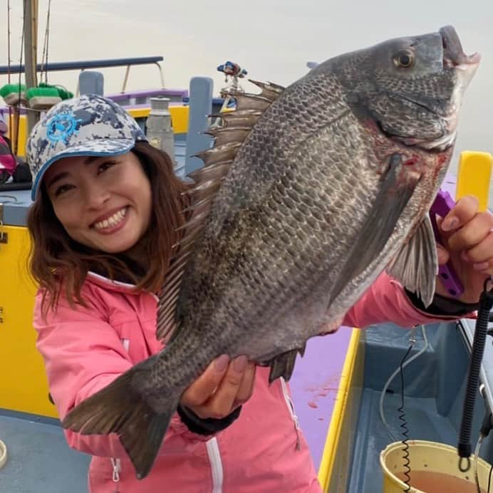 川目梢さんのインスタグラム写真 - (川目梢Instagram)「先日の新安浦『こうゆう丸』アジ船にて〜🎣 49㎝のクロダイ🐟💕 クロダイ掛かるかもよー、って言われクッションゴム付けた次の1投目で来たのです‼️ あー楽しかった🥰  #こうゆう丸 #釣り#クロダイ #釣り好きな人と繋がりたい #釣りガール #釣り女子 #釣り好き #釣りバカ」3月2日 10時20分 - kozukozu0615