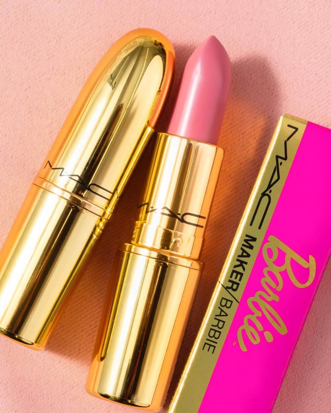 M∙A∙C Cosmetics Japanのインスタグラム：「3月9日のバービーの誕生日を記念したリップスティックの限定色が登場💄👠﻿ ﻿ ﻿ 伊勢丹 新宿本店限定色として、3月4日～9日の期間、伊勢丹メイクアップパーティー*、三越伊勢丹化粧品オンラインストア meeco @meeco_meeco にて限定販売いたします💋✨﻿ *会場：伊勢丹新宿本館６階催事場 ﻿ ﻿ @barbiestyle﻿ ﻿ ﻿ #MACBarbie﻿ #MACMaker﻿ #MACメイカー﻿ ﻿ ﻿ ﻿ DESIGN:﻿ M·A·C ARTIST RINO KASAI @rino416﻿ DAIKI SHIMIZU @macpro_tokyo ﻿ PHOTO:﻿ @takaki_iwata ﻿ ﻿ #MACCosmeticsJapan #MACコスメ #MACCosmetics #メイク #コスメ #メイクアップ #コスメ紹介 #春メイク #春コスメ #メイク道具 #メイクプロセス #メイク用品 #セルフメイク #今日のメイク #お気に入りコスメ #cosmetics #makeup #lipmake #lipstick #口紅 #リップメイク #MAClipstick #MACloveslips #MACリップ #バービー #barbie #barbiestyle」