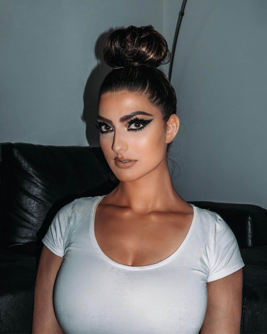 レイチェル・レビンのインスタグラム：「Truly only have my hair and makeup done when I don’t leave the house」
