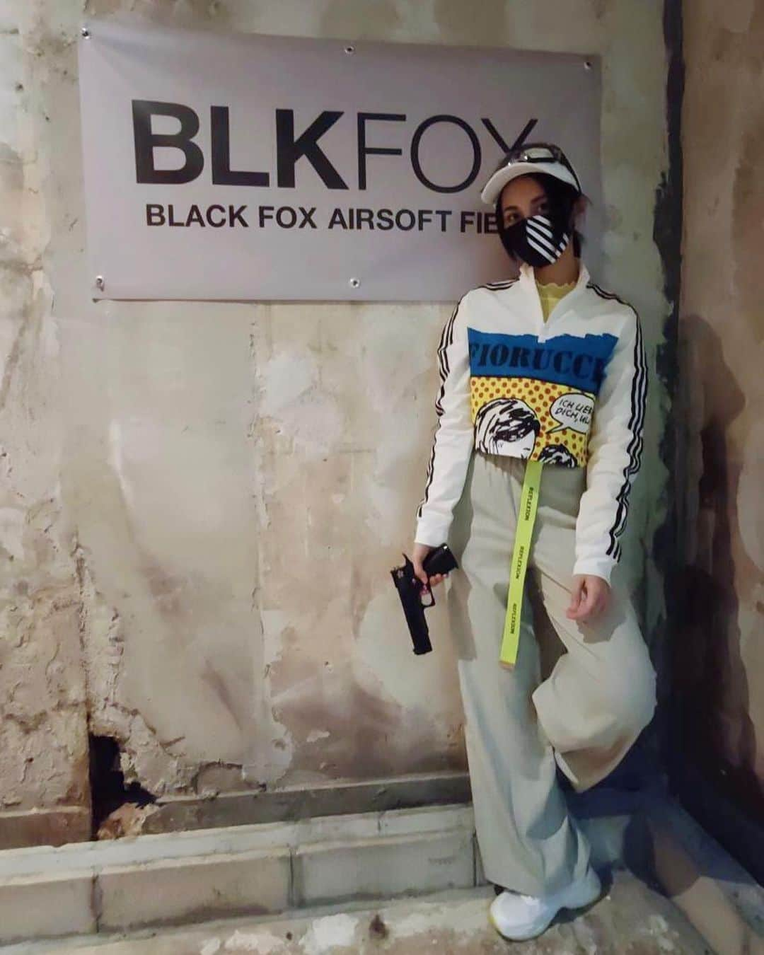 小森未彩のインスタグラム：「#blkfox にて開催されたサバゲーイベント #女子サバ に行ってきました🔫✨ しっかりとウィルス対策万全で開催してくださったおかげでチケットはSOULD OUT‼︎ 定員の50人がちゃんと遊びにきていました‼︎ その名の通り女子しかいない空間で、お菓子やお茶を楽しみながらのサバゲー🥰 ゲーム内容もきちんと考えられていて感動🥺✨ 午前中はBLKFOXならではのブラックライト戦をドレスコード白で開戦！ 各自個性的で中には蛍光のメイク道具でメイクする子もいました💄 私は トップス、キャップ #adidas インナー、パンツ、スニーカー #GU ベルト #wego で上から下までブラックライトで光モノをチョイスしたよ😇  そして午後はナーフ戦🔫 耳をつけたケモノVSハンターというチーム分けで、ナーフをフィールドに散りばめて手ぶらでスタート‼︎ #pubg のような感覚で、ナーフなので痛みもなく楽しいゲームルールでした🤗✨ 午後はトップス #adidas レギンス オーストラリアの購入品 キャップ #blkfox × #FR2 いつもの私🙋‍♀️ BLKFOX×FR2コラボのキャップは発表のときから狙っていたので無事ゲットできて嬉しい😆 長く使っていきます！  女子サバはほんと神イベだったので、ぜひまた開催してほしい😭💓 女の子のサバゲー人口が増えてきて嬉しいと思いました😊  #サバゲー　#サバゲー女子 #サバゲー装備 #サバゲーファッション #サバゲーフィールド #サバゲーマー #アームズマガジン声優サバゲー部 #アームズマガジン」