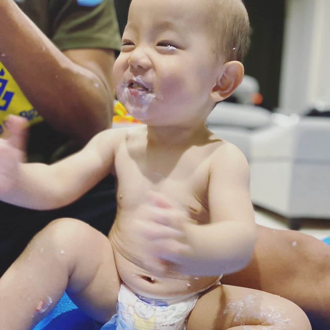 平山奈美のインスタグラム：「母ちゃんお手製ケーキは秒でカタチを失いました🎂🍓🍌 喜んでくれてよかった😊  2020.2.27 . #一歳  #一歳誕生日 #おめでとう #息子 #手作りケーキ #ケーキ #ヨーグルトケーキ #赤ちゃんのいる暮らし #hbd #1y #男の子ママ #男の子ベビー #裸んぼ #ぐちゃぐちゃ #ベタベタ #お祝い #誕生日プレゼントはまだ悩み中 #オススメあれば教えてください」
