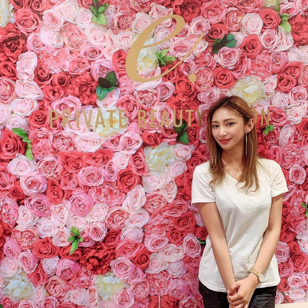 新井ニーニャのインスタグラム：「.﻿ ﻿ ﻿ 今日行ったエステサロンが﻿ めちゃくちゃ良かったのでレポ🖤﻿ ﻿ 行ったお店は、『e.』という、プライベートビューティサロン💐草加にあるよ✨﻿ ﻿ 私のリア友も何人か行ってて気になったのがきっかけ❣️よく『美容系はなにきっかけで行きますか？』と聞かれることが多いんだけど、私は繋がりかインスタ見て知ることが多いです❗️﻿ ﻿ やっぱり新しい情報の流行は、インスタ経由が多いかなぁ。写真あるから、気になりやすいしわかりやすいしね❣️なので私も写真でレポ🤳❤️#自己満﻿ ﻿ ※ストーリーズのは、ハイライト保存してあるよ💉﻿ ﻿ ﻿ 最初、#ニードレスインジェクター ってものを初めて聞いたので、凄く興味が湧いたの！仕事柄#水光注射 の存在は知ってたんだけど、麻酔クリーム？して顔に針を刺すって聞いて。。ビビリで痛みに弱い私はニードレスって言葉に惹かれた🥺﻿ ﻿ ﻿ 実際の施術は、﻿ ﻿ ・スチームクレンジング﻿ ・毛穴洗浄﻿ ・ニードレスインジェクター(1種類目:私はビタミンCに🍋)﻿ ・ニードレスインジェクター(2種類目:私はヒト幹細胞)﻿ ・フェイシャルEMS﻿ ﻿ って感じでした✨﻿ ﻿ ﻿ ニードレスインジェクターの効果を高めるために前後の施術を行なっているらしく、ビタミンCは定価14000円で、ヒト幹細胞は定価26000円だったよ❣️﻿ ﻿ ただ‼️すごいDM頂いたので私も色々見てたら、草加以外に千葉県の北小金駅にもオープンしたらしく、オープン記念でダブル打ち(私みたいにビタミンC✖️ヒト幹細胞とか)を11000円で出来るらしい😭﻿ アカウントに詳細のってたから、見てみて😭﻿ @private.beauty_salon ﻿ 変な話ですが、私は定価40000円の施術で凄い満足度を得られたので書いているのですが、11000円で受けれるのはお得すぎるから、本当行ったほうがいい。笑　てか裏話的なことを言うと、おそらく(←嫌なやつ)キャンペーン毎にお得な情報出るからアカウントフォローしといたほうがよい。笑 (←せこい)﻿ ﻿ ﻿ てわけで、肌のターンオーバーを考えて私は3週間後に2回目の予約を入れたよ❣️﻿ 育毛にもかなり効くニードレスインジェクターがあるらしく、今まで育毛で来たお客様で毛が生えなかった人がいないらしい😂すごい😂(スワイプしたらわかるようにのせておくね！)﻿ ﻿ 夫婦で来店される方も多いらしいので、金額の部分はDMして聞いてみて😆😆﻿ ﻿ 兵庫から8時間かけて、ここに来る方もいるらしく、関西方面だけじゃなく他の地方からニードレスインジェクターを目当てに来られる方がいるらしいから、私からしたら草加から近い人は本当羨ましい🤣🤣❤️﻿ ﻿ 次はなにを受けに来ようかなぁ〜〜💉❤️﻿ エイジングケアの馬羊膜コースも気になる🥴﻿ ﻿ ﻿ ﻿ #埼玉 #埼玉県 #草加駅 #エアー注射 #針なし注射 #ニードレスインジェクター #ヒト幹細胞 #ヒト幹細胞エステ #ヒアルロン酸 #プラセンタ #肌再生 #お子様連れOK #美容マニア #美容オタク #ににゃレポ」