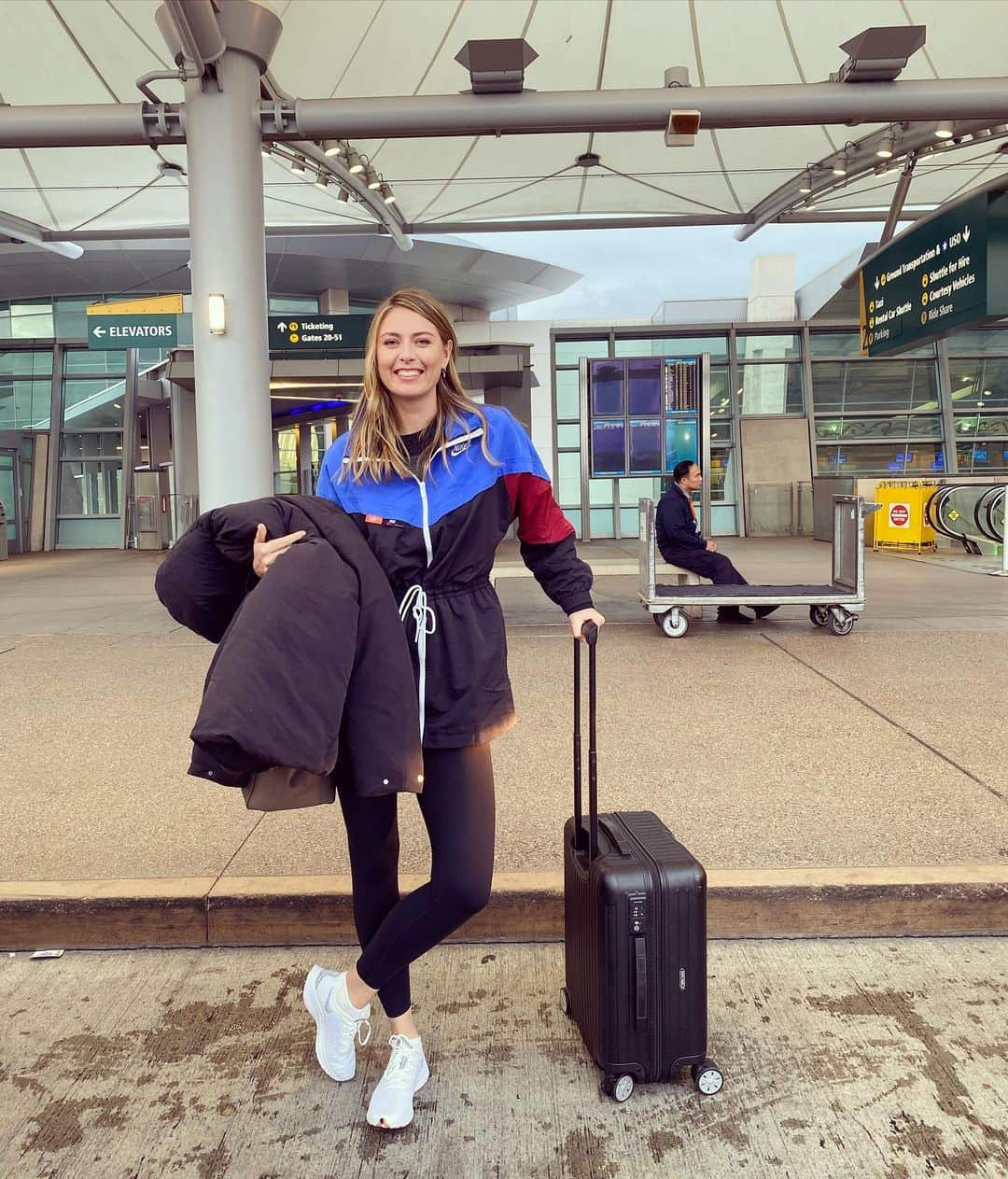 マリア・シャラポワさんのインスタグラム写真 - (マリア・シャラポワInstagram)「Is this called athleisure? 🤔A brief minute in San Diego before running to the airport with no time to change 🤷🏼‍♀️」3月2日 11時01分 - mariasharapova