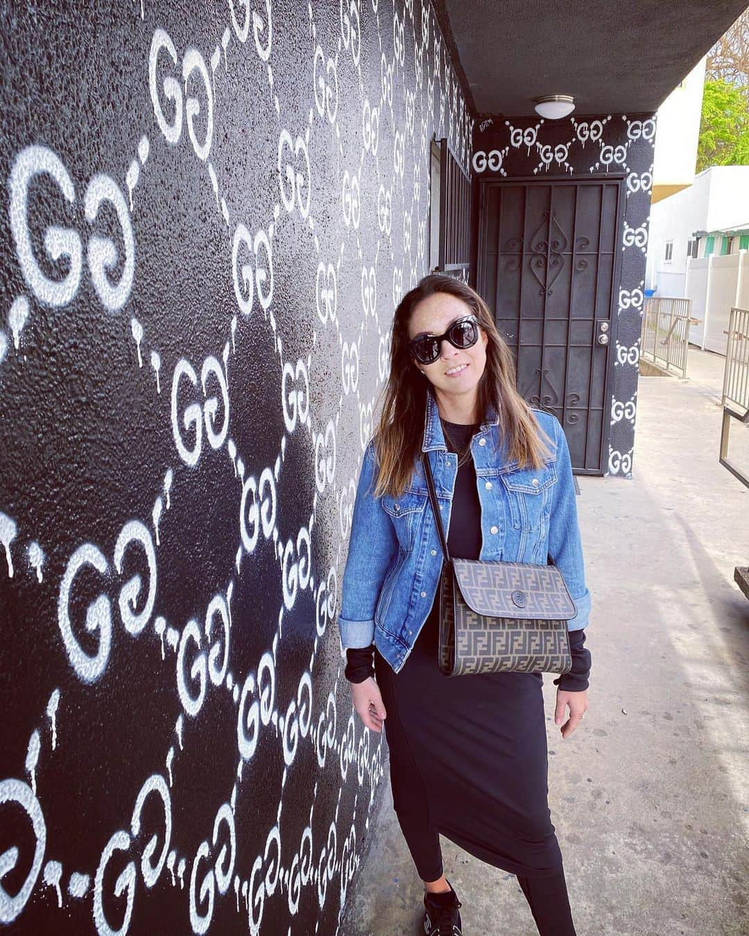 マリ・ヴァルトマンのインスタグラム：「Logomania 👌🏻 . . . . . #gucci #guccighost #troubleandrew #troubleandrewxgucci #LA #losangeles #westhollywood #strollingaround #california #streetart #art #artwall #travel #logomania #gucciwall #gotravel #westcoast #hollywood #design #usa #america #melroseavenue」