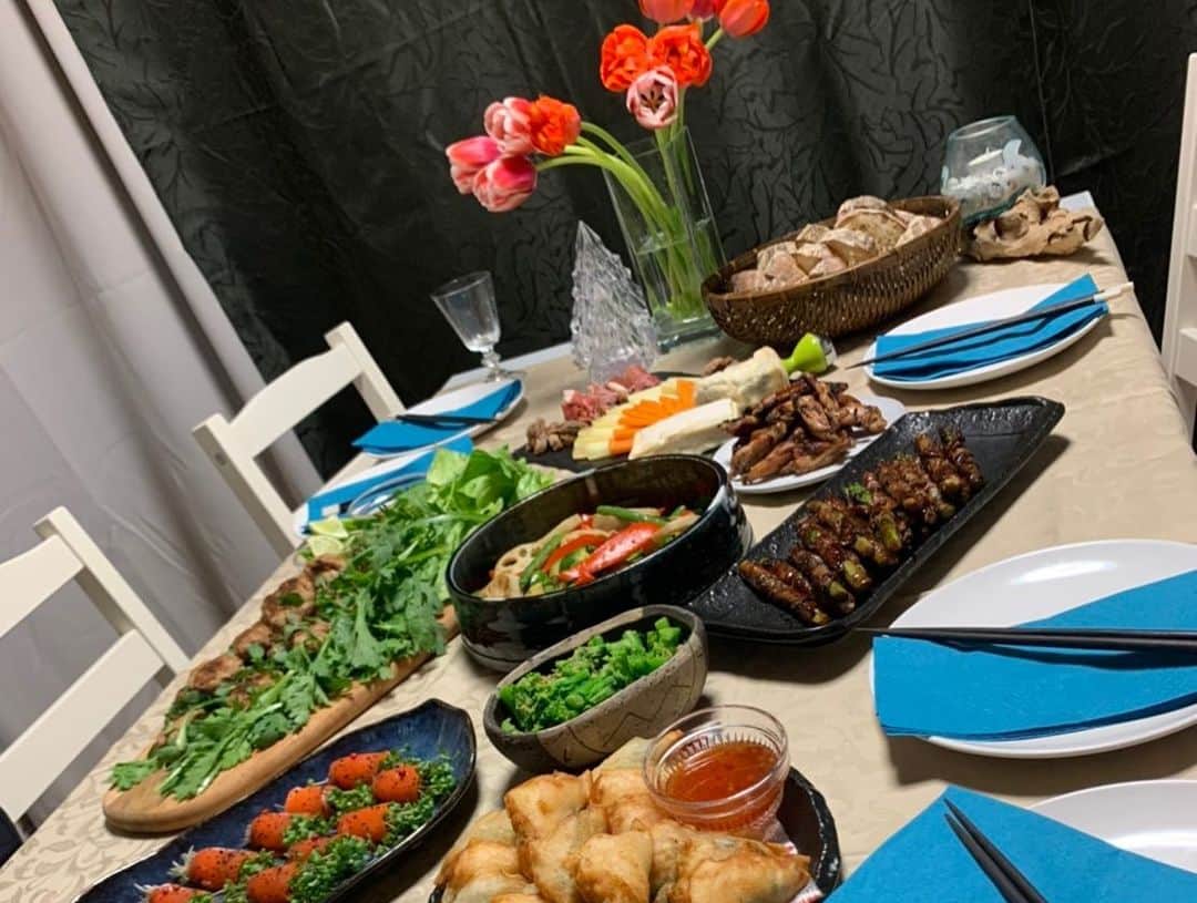原日出子さんのインスタグラム写真 - (原日出子Instagram)「昨夜は ご近所仲良しシスターズで パティシエmasakoのお誕生日女子会🎂 みんなでお料理を持ち寄って ワイワイご飯の会でした✨ どれも美味しくて ヘルシーで クオリティが高い❣️ いつもながらの 最強シスターズです👍 masakoちゃん お誕生日おめでとう〜〜🥂💖 #ご近所仲良し隊 #持ち寄りご飯 #お誕生日女子会 #お家ご飯 #かあちゃんの味 #手作り料理」3月2日 11時09分 - hara_hideko