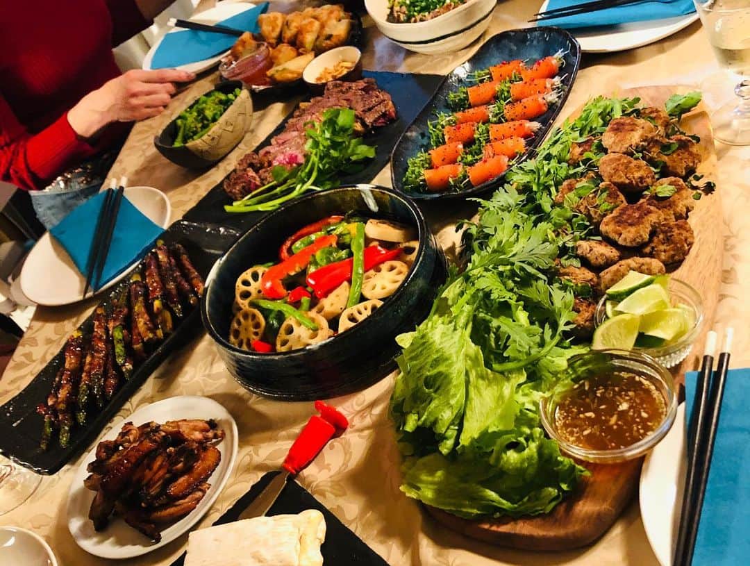 原日出子さんのインスタグラム写真 - (原日出子Instagram)「昨夜は ご近所仲良しシスターズで パティシエmasakoのお誕生日女子会🎂 みんなでお料理を持ち寄って ワイワイご飯の会でした✨ どれも美味しくて ヘルシーで クオリティが高い❣️ いつもながらの 最強シスターズです👍 masakoちゃん お誕生日おめでとう〜〜🥂💖 #ご近所仲良し隊 #持ち寄りご飯 #お誕生日女子会 #お家ご飯 #かあちゃんの味 #手作り料理」3月2日 11時09分 - hara_hideko