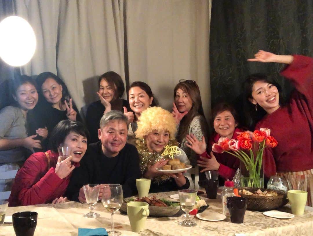 原日出子さんのインスタグラム写真 - (原日出子Instagram)「昨夜は ご近所仲良しシスターズで パティシエmasakoのお誕生日女子会🎂 みんなでお料理を持ち寄って ワイワイご飯の会でした✨ どれも美味しくて ヘルシーで クオリティが高い❣️ いつもながらの 最強シスターズです👍 masakoちゃん お誕生日おめでとう〜〜🥂💖 #ご近所仲良し隊 #持ち寄りご飯 #お誕生日女子会 #お家ご飯 #かあちゃんの味 #手作り料理」3月2日 11時09分 - hara_hideko