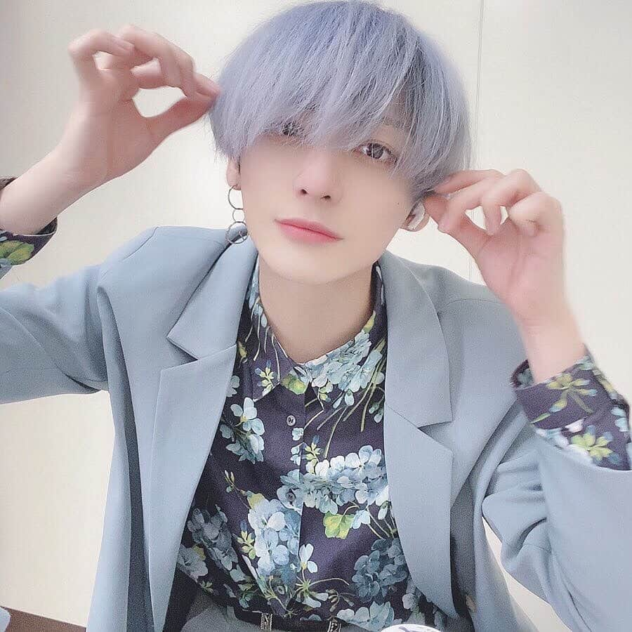 齋藤正太さんのインスタグラム写真 - (齋藤正太Instagram)「@ng_sv  newcolor  ホワイトヘア×薄いブルー 新生活にはもってこい！  高校 卒業した皆様是非この色を！  Thank you for your support  #ulzzang #ulzzangboy #ulzzangasia  #美容師 #マッシュ#メンズヘア #メンズカット#韓国好きな人と繋がりたい #パーマ#スパイラルパーマ#bts #防弾少年団好きな人と繋がりたい #メンズカラー#メンズインナー #韓国ファッション#おしゃれさんと繋がりたい #アニメ好きな人と繋がりたい＃ハイトーンカラー#マッシュ男子」3月2日 11時09分 - signal8756