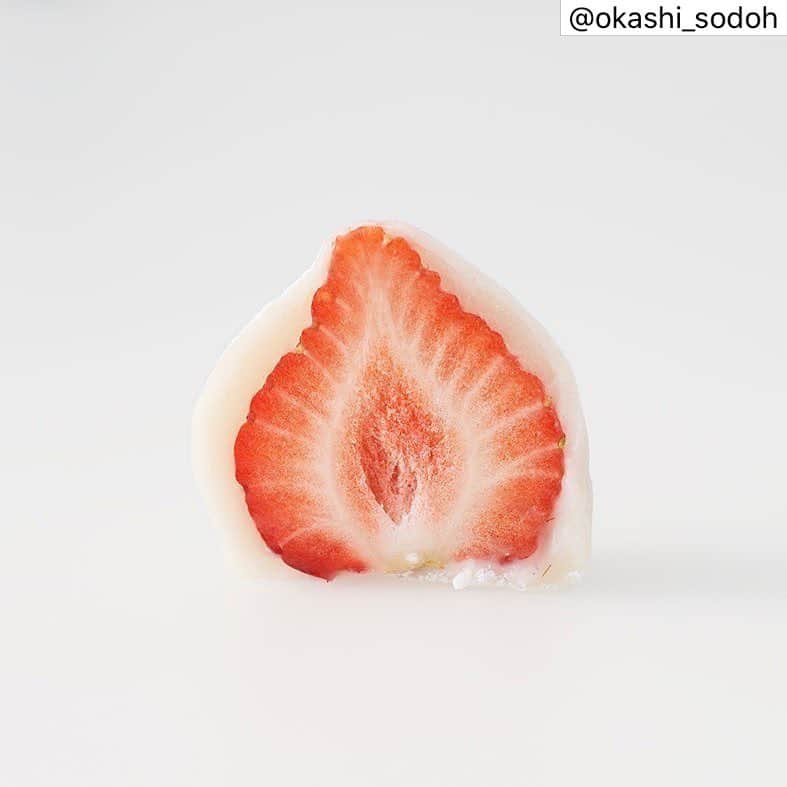 のインスタグラム：「*@okashi_sodoh 「苺大福」 今年は佐賀県の2018年にデビューした新ブランド"いちごさん"を使用します。果汁のみずみずしさが特徴のやさしい甘さをもつ苺です。  隠し味に練乳を練り込んだ絶妙な薄さの生地と、甘さ控え目の白餡がいちごの旨みを最大限に引き立てます。 あふれる果汁をお楽しみください。  3月2日（月）より店頭にて販売開始いたします。」