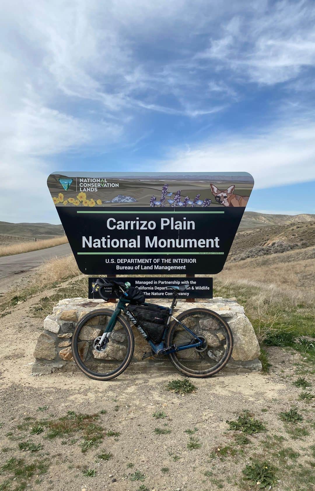 クリス・バーカードのインスタグラム：「Just a quick informal bike review on what I rode, ate and how I packed for the Carrizo Plains 200+ mile gravel ride. If you got questions hit me in the comments!  For the route Info check my Strava!」