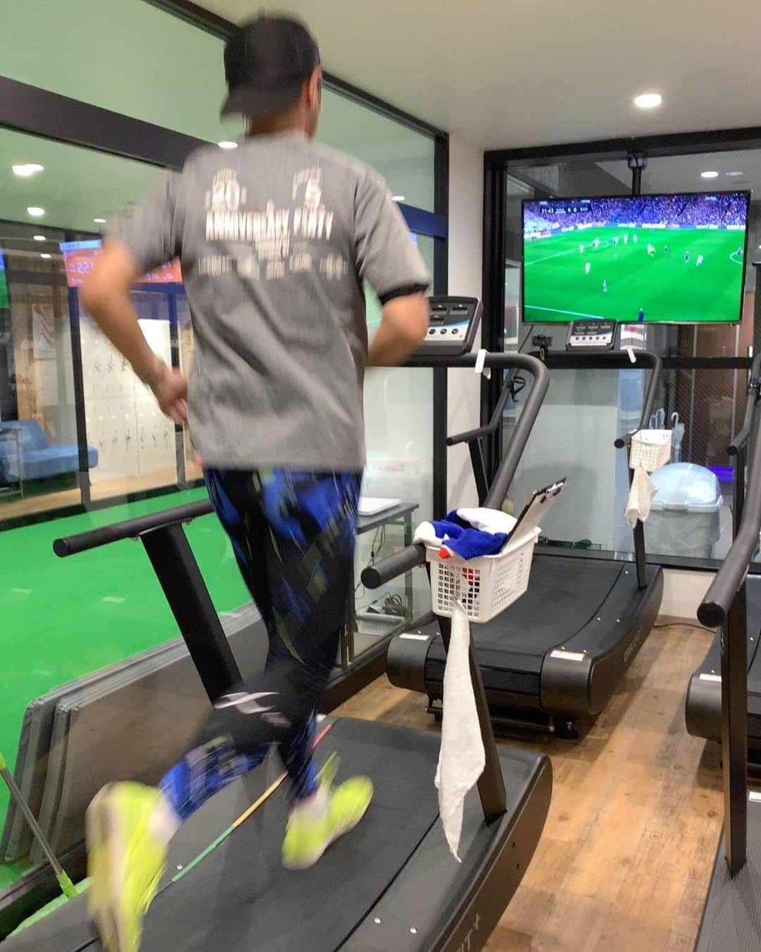 のインスタグラム：「今日は標高2,727mでトレーニング。  30分で2時間のトレーニング効果が得られます。  物真似もそれぐらいの効果出たら嬉しいな。  #高地トレーニング  #30分で2時間の効果 #ハイアルチ吉祥寺  #ハイアルチ #トレーニング #ランニング #ニッチロー' #training #running」