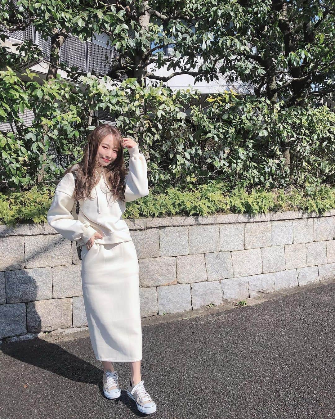 白岩まちこさんのインスタグラム写真 - (白岩まちこInstagram)「≫≫👗...𝐜𝐨𝐨𝐫𝐝𝐢𝐧𝐚𝐭𝐞  ㅤㅤㅤㅤㅤㅤㅤㅤㅤㅤㅤㅤㅤ 眩しくて目開いてへんがな🙃🌀 ㅤㅤㅤㅤㅤㅤㅤㅤㅤㅤㅤㅤㅤ ㅤㅤㅤㅤㅤㅤㅤㅤㅤㅤㅤㅤㅤ ㅤㅤㅤㅤㅤㅤㅤㅤㅤㅤㅤㅤㅤ このセットアップ久々ヒット👗✨ ㅤㅤㅤㅤㅤㅤㅤㅤㅤㅤㅤㅤㅤ ㅤㅤㅤㅤㅤㅤㅤㅤㅤㅤㅤㅤ 裏起毛になってて、めっちゃ暖かいのん🧸💓 ㅤㅤㅤㅤㅤㅤㅤㅤㅤㅤㅤㅤㅤ ㅤㅤㅤㅤㅤㅤㅤㅤㅤㅤㅤㅤㅤ  ㅤㅤㅤㅤㅤㅤㅤㅤㅤㅤㅤㅤㅤ 👗　@acym_official 👟　@converse_jp ㅤㅤㅤㅤㅤㅤㅤㅤㅤㅤㅤㅤㅤ  ㅤㅤㅤㅤㅤㅤㅤㅤㅤㅤㅤㅤㅤ ほんでパーカーは着丈が短いから 脚が長く見えるし、 着られてる感が出なくていい😙✨ ㅤㅤㅤㅤㅤㅤㅤㅤㅤㅤㅤㅤㅤ ㅤㅤㅤㅤㅤㅤㅤㅤㅤㅤㅤㅤㅤ  ボトムのスカートもゴムになってて楽チンやし、 ポケットも付いてるところも高評価🥰👏🏻 ㅤㅤㅤㅤㅤㅤㅤㅤㅤㅤㅤㅤㅤ 早くも着すぎてる...🦔🧶 ㅤㅤㅤㅤㅤㅤㅤㅤㅤㅤㅤㅤㅤ ㅤㅤㅤㅤㅤㅤㅤㅤㅤㅤㅤㅤㅤ ㅤㅤㅤㅤㅤㅤㅤㅤㅤㅤㅤㅤㅤ そして靴は、@isntshe_officialで買ったㅤㅤ コンバース👟🎶ㅤㅤㅤㅤㅤㅤㅤㅤㅤㅤㅤ ㅤㅤㅤㅤㅤㅤㅤㅤㅤㅤㅤㅤㅤ ㅤㅤㅤㅤㅤㅤㅤㅤㅤㅤㅤㅤㅤ  コンバース大好きで、もう５、6足目🙃💫 ㅤㅤㅤㅤㅤㅤㅤㅤㅤㅤㅤㅤㅤ ㅤㅤㅤㅤㅤㅤㅤㅤㅤㅤㅤㅤㅤ  朝のお仕事が終わったから、 今日はこれからランチに...🍽💗 ㅤㅤㅤㅤㅤㅤㅤㅤㅤㅤㅤㅤㅤ ㅤㅤㅤㅤㅤㅤㅤㅤㅤㅤㅤㅤㅤ ㅤㅤㅤㅤㅤㅤㅤㅤㅤㅤㅤㅤㅤ  ㅤㅤㅤㅤㅤㅤㅤㅤㅤㅤㅤㅤㅤ  #白岩まちこ#コーディネート#パーカー #パーカー女子#パーカーコーデ#ハイウエスト#ハイウエストスカート#ロングヘア#ロングコート #メイク#シースルーバング#裸眼メイク #セルフアレンジ#簡単アレンジ#梅田#大阪 #ナチュラルメイク#簡単メイク #ファッションコーデ#大人可愛い#大人カジュアル#カジュアルコーデ#プチプラ#プチプラコーデ#プチプラファッション#カジュアル#大人女子#ニット#ニットコーデ#ゆる巻き」3月2日 11時30分 - machichas