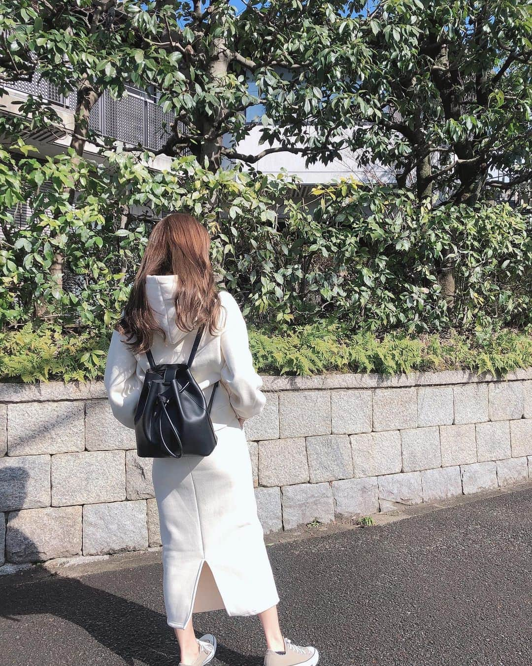 白岩まちこさんのインスタグラム写真 - (白岩まちこInstagram)「≫≫👗...𝐜𝐨𝐨𝐫𝐝𝐢𝐧𝐚𝐭𝐞  ㅤㅤㅤㅤㅤㅤㅤㅤㅤㅤㅤㅤㅤ 眩しくて目開いてへんがな🙃🌀 ㅤㅤㅤㅤㅤㅤㅤㅤㅤㅤㅤㅤㅤ ㅤㅤㅤㅤㅤㅤㅤㅤㅤㅤㅤㅤㅤ ㅤㅤㅤㅤㅤㅤㅤㅤㅤㅤㅤㅤㅤ このセットアップ久々ヒット👗✨ ㅤㅤㅤㅤㅤㅤㅤㅤㅤㅤㅤㅤㅤ ㅤㅤㅤㅤㅤㅤㅤㅤㅤㅤㅤㅤ 裏起毛になってて、めっちゃ暖かいのん🧸💓 ㅤㅤㅤㅤㅤㅤㅤㅤㅤㅤㅤㅤㅤ ㅤㅤㅤㅤㅤㅤㅤㅤㅤㅤㅤㅤㅤ  ㅤㅤㅤㅤㅤㅤㅤㅤㅤㅤㅤㅤㅤ 👗　@acym_official 👟　@converse_jp ㅤㅤㅤㅤㅤㅤㅤㅤㅤㅤㅤㅤㅤ  ㅤㅤㅤㅤㅤㅤㅤㅤㅤㅤㅤㅤㅤ ほんでパーカーは着丈が短いから 脚が長く見えるし、 着られてる感が出なくていい😙✨ ㅤㅤㅤㅤㅤㅤㅤㅤㅤㅤㅤㅤㅤ ㅤㅤㅤㅤㅤㅤㅤㅤㅤㅤㅤㅤㅤ  ボトムのスカートもゴムになってて楽チンやし、 ポケットも付いてるところも高評価🥰👏🏻 ㅤㅤㅤㅤㅤㅤㅤㅤㅤㅤㅤㅤㅤ 早くも着すぎてる...🦔🧶 ㅤㅤㅤㅤㅤㅤㅤㅤㅤㅤㅤㅤㅤ ㅤㅤㅤㅤㅤㅤㅤㅤㅤㅤㅤㅤㅤ ㅤㅤㅤㅤㅤㅤㅤㅤㅤㅤㅤㅤㅤ そして靴は、@isntshe_officialで買ったㅤㅤ コンバース👟🎶ㅤㅤㅤㅤㅤㅤㅤㅤㅤㅤㅤ ㅤㅤㅤㅤㅤㅤㅤㅤㅤㅤㅤㅤㅤ ㅤㅤㅤㅤㅤㅤㅤㅤㅤㅤㅤㅤㅤ  コンバース大好きで、もう５、6足目🙃💫 ㅤㅤㅤㅤㅤㅤㅤㅤㅤㅤㅤㅤㅤ ㅤㅤㅤㅤㅤㅤㅤㅤㅤㅤㅤㅤㅤ  朝のお仕事が終わったから、 今日はこれからランチに...🍽💗 ㅤㅤㅤㅤㅤㅤㅤㅤㅤㅤㅤㅤㅤ ㅤㅤㅤㅤㅤㅤㅤㅤㅤㅤㅤㅤㅤ ㅤㅤㅤㅤㅤㅤㅤㅤㅤㅤㅤㅤㅤ  ㅤㅤㅤㅤㅤㅤㅤㅤㅤㅤㅤㅤㅤ  #白岩まちこ#コーディネート#パーカー #パーカー女子#パーカーコーデ#ハイウエスト#ハイウエストスカート#ロングヘア#ロングコート #メイク#シースルーバング#裸眼メイク #セルフアレンジ#簡単アレンジ#梅田#大阪 #ナチュラルメイク#簡単メイク #ファッションコーデ#大人可愛い#大人カジュアル#カジュアルコーデ#プチプラ#プチプラコーデ#プチプラファッション#カジュアル#大人女子#ニット#ニットコーデ#ゆる巻き」3月2日 11時30分 - machichas