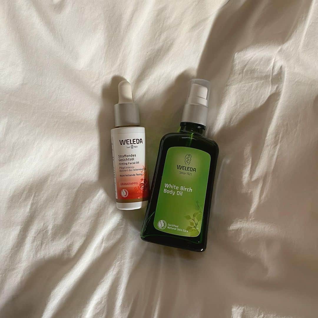 のインスタグラム：「ㅤㅤㅤㅤㅤㅤㅤㅤㅤㅤㅤㅤㅤ ㅤㅤㅤㅤㅤㅤㅤㅤㅤㅤㅤㅤㅤ ずっとボディオイルを愛用してるWELEDA🌱 前からフェイシャルオイルも気になってて キャンペーンに応募したら当たったから ここ何日かスキンケアに取り入れてました♪ ㅤㅤㅤㅤㅤㅤㅤㅤㅤㅤㅤㅤㅤ 化粧水前のブースターオイルとしても 化粧水とクリームの間に使っても マッサージオイルとしてもいいとのことで 私はブースターオイルとして使っています◎ ㅤㅤㅤㅤㅤㅤㅤㅤㅤㅤㅤㅤㅤ 夜、洗顔後に数滴を手のひらで温めてから 顔全体に馴染ませて、そのままちょっと マッサージもしてる☺️ ㅤㅤㅤㅤㅤㅤㅤㅤㅤㅤㅤㅤㅤ 毎年この時期に酷い肌荒れに悩まされてたけど このオイルに含まれてる抗酸化成分が 肌のバリア機能を高めてくれるみたいなので 今年こそ肌荒れする前に対策したい！🥺✨ 使い続けてみて、また感想載せようと思います♪ ㅤㅤㅤㅤㅤㅤㅤㅤㅤㅤㅤㅤㅤ ㅤㅤㅤㅤㅤㅤㅤㅤㅤㅤㅤㅤㅤ #WELEDA #ヴェレダ #フェイシャルオイル #ざくろフェイシャルオイル #オイル美容 #スキンケア #PowerOfaDorop #湧き上がるハリ実感」