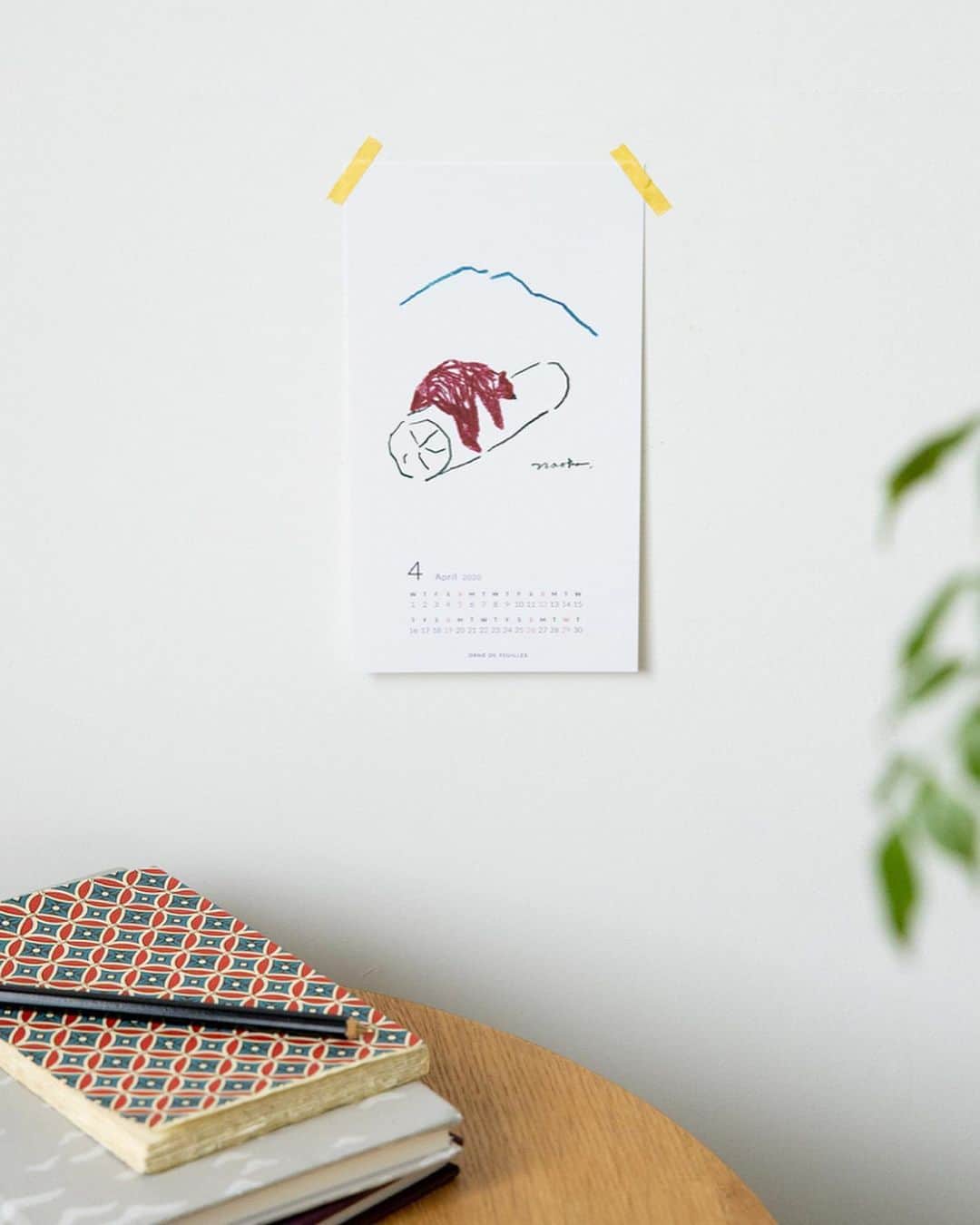 オルネ ド フォイユさんのインスタグラム写真 - (オルネ ド フォイユInstagram)「【 今月のノベルティーカレンダープレゼント 】﻿ ﻿ 今月プレゼントしている3月のカレンダーは “丸太にまたがったクマ“のイラストカレンダー。﻿ ﻿ くた〜っと丸太にまたがったクマのイラストがなんだかとってもほっこりする一枚。﻿ 冬眠から覚めたばかりでまだまだ眠たいのでしょうか。﻿ ﻿ ﻿ 春はもうそこまで来ていますね。﻿ 3月もすてきな商品が入荷予定です。﻿ お買い物と合わせて、ノベルティカレンダーもぜひお楽しみにどうぞ。﻿ ﻿ ﻿ ﻿ ●不動前、吉祥寺の店舗では税抜3,000円以上お買い上げの方にカレンダーのみ差し上げております。﻿ ﻿ ●WEBショップ、店舗ともに数に限りがございますので、配布数終了の場合はご了承くださいませ。﻿ ﻿ ———————————————﻿ ◯WEBショップに関するお問い合わせ◯﻿ オルネ ド フォイユWEBショップ﻿ TEL：03-6876-7832﻿ （午前10時～午後6時／土日祝定休）﻿ e-mail：order@orne.co.jp﻿ ﻿ ﻿ ﻿ #はしもとなおこ #カレンダー #カレンダー2020 #2020カレンダー #ノベルティ#ノベルティー #インテリア #海外インテリア #暮らしを楽しむ #ていねいな暮らし #暮らし #住まい #海外インテリア #インテリア雑貨 #雑貨 #心地よい暮らし #livstagrammer #ornedefeuilles #オルネドフォイユ」3月2日 11時46分 - ornedefeuilles