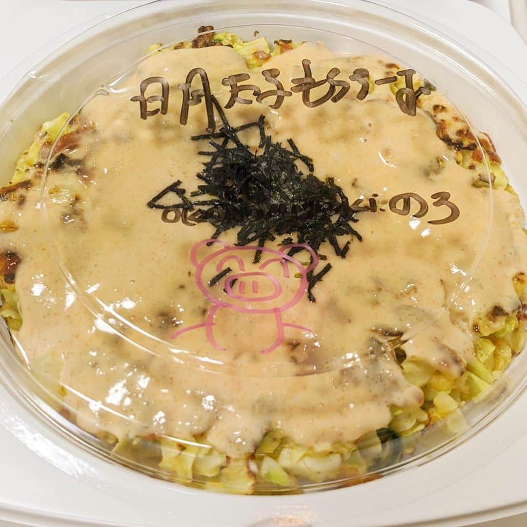 大見さなえさんのインスタグラム写真 - (大見さなえInstagram)「とん平ちーず🧀ブタの絵が可愛い🐷💓﻿ 赤坂『#お好み焼きのろ 』﻿ ﻿ とんぺい豚＆チーズ！﻿ ふわふわの玉子とトロロの中に豚とチーズが🤤💓﻿ 軽くて女性でもぺろっと食べやすい！﻿ ﻿ 女性人気No.1の明太子もちチーズ玉はソースが濃厚！﻿ キャベツたっぷりでお野菜しっかり摂れる(*´꒳`*)﻿ ﻿ 外出を控えるよう言われて中、﻿ ubereatsで会社や自宅で食べられるのは嬉しい☺️﻿ ﻿ #とん平焼き #お好み焼き #チーズ﻿ #お好み焼きのろ赤坂本店 #赤坂グルメ﻿ #ubereats #ウーバーイーツ東京﻿ #粉物 #鉄板焼き #玉子 #チーズ﻿ #めぐログ_赤坂 #赤坂グルメ」3月2日 11時58分 - tabe_megumi