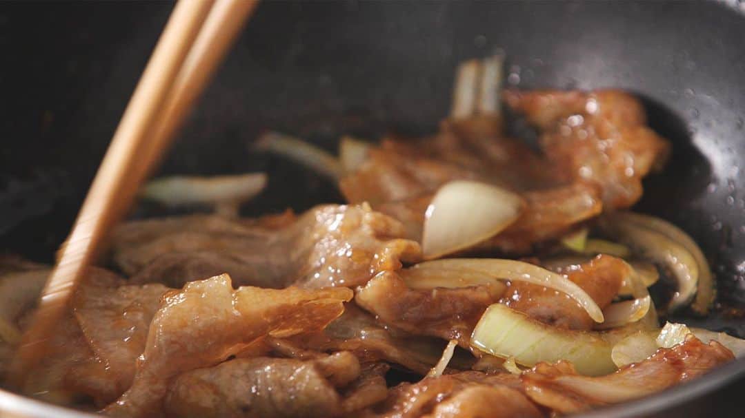 水嶋ヒロさんのインスタグラム写真 - (水嶋ヒロInstagram)「Hiro-Meshi ☺︎ #16 How To Cook “GINGER PORK SAUTE” Japanese Home-Style Cooking. #NewEpisode #16 #Uploaded #新エピソード #更新 #youtubechannel #hiromizushima #hiromeshi #ヒロメシ #水嶋ヒロ #豚のしょうが焼き #gingerporksaute #gingerfriedpork #japanesehomestylecooking #家庭料理 #初心者 #beginner #BANZAIJAPAN #music」3月2日 11時50分 - hiro_mizushima_official