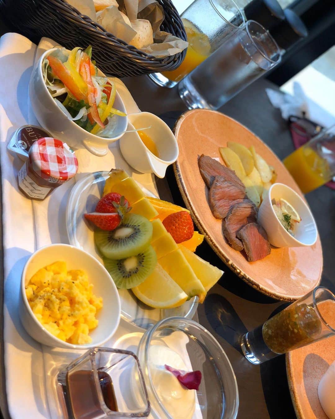 あおい夏海さんのインスタグラム写真 - (あおい夏海Instagram)「こんにちは❤️ . 先日沖縄に行った時に泊まった、 4月オープン予定の沖縄の恩納村にある 「UMITO PLAGE The Atta Okinawa」の豪華朝食とディナー🍽✨ . 朝食のローフトビーフが最高に美味しかったし、パンが柔らかくて美味しすぎて感動😍❤️ フルーツたっぷりの素敵な朝食でした！！ ディナーも豪華で、地中海料理のコース✨✨ これでもか！！というくらい色んな種類の美味しい海鮮料理が食べれました😍❤️ . 久しぶりにこんなに美味しいご飯食べました😂✨✨ 本当に素敵なホテルでした😍✨ ✨UMITO PLAGE The Atta Okinawa✨  カップルや友達とはもちろん、家族でもおすすめのホテルです😍💓 オープンしたらまた泊まり行くー！！ . . ホテルのスタッフのみなさん、関係者の皆さん、丁寧な接客と対応ありがとうございました😆✨✨ . #沖縄 #沖縄旅行 #プライベートビーチ #プール #ホテル #沖縄好き #okinawa #okinawatrip #あおい夏海 #観光 #親孝行 #撮影 #海 #めんそーれ #美尻 #筋肉女子 #筋トレ女子 #筋トレ女子と繋がりたい  #恩納村 #南国  #ビジョビ @b_b_j.j  #umitoplagetheattaokinawa #地中海料理 #朝食 #ディナー #ivressehospitality #沖縄ホテル」3月2日 12時01分 - natsumi.aoi