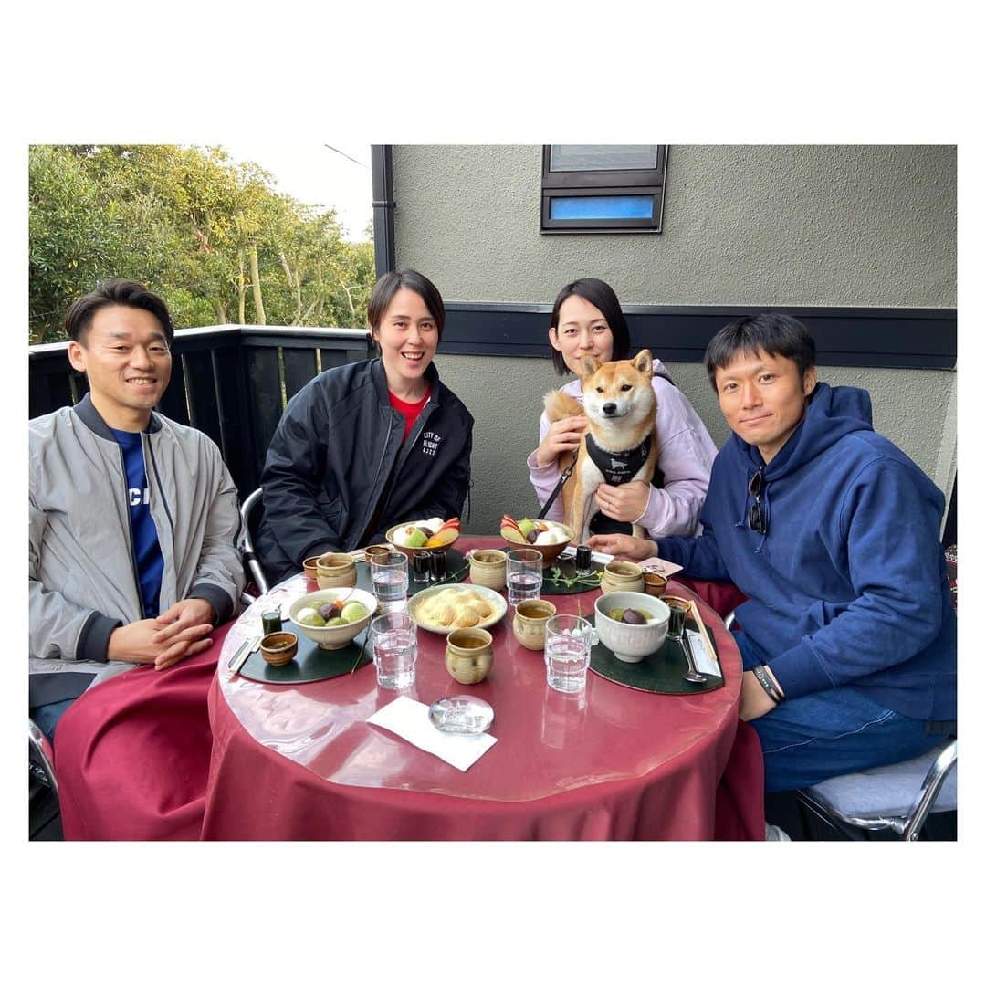 大山未希さんのインスタグラム写真 - (大山未希Instagram)「🐕 ジムまで閉鎖になってしまったため 夫婦で家でひからびそうになってたところ 姉夫婦が鎌倉に行くと言うことで 合流しみんなで白玉😃 写真なんてイヤだぜ顔なだいず😂 そして夜の大盛苑までご一緒しました（笑） おいしかったー😄 #茶房雲母 #白玉 #ダブルデート withだいず #鎌倉 ↓」3月2日 12時04分 - miki_oyama1003