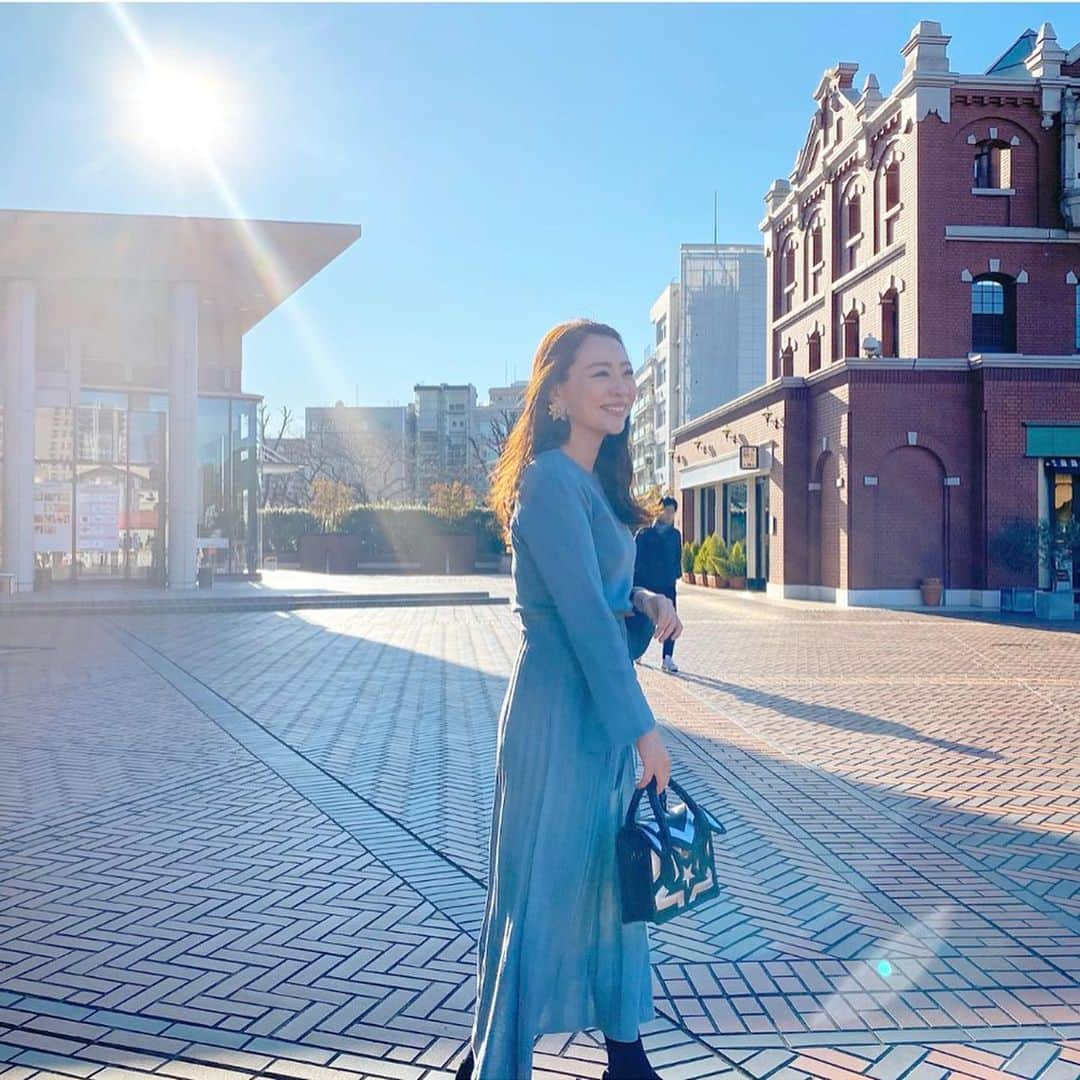 磯部奈央さんのインスタグラム写真 - (磯部奈央Instagram)「晴れの日☀️ . 雲ひとつない晴天😊 だーいすきだけど、物心ついたときから美白派なので、 日焼けは年中気になってる私です🤭 . 結婚式の数ヶ月前から、スキンケアはPOLAのB.Aをライン使いしたくらい、信頼しているB.Aから、新しく日焼け止めが発売されるということで、気になっていましたー😍 . 新商品の勉強会に参加させてもらったのですが、老化を引き起こすとされていた太陽光の中に、肌に良い影響を与える光「赤色光」が存在するということを知りました😳‼️ . 今までの日焼け止めは、その赤色光までもブロックしてしまっていたのですが、今回3/2に発売される「B.Aライトセレクター」は、肌に良くない紫外線、近赤外線はカットして、赤色光を取り入れてくれるそう👏🏻✨ . しかも、スキンケア要素もあるから、ハリ感・弾力感のある肌になれるとのことで、期待しながらさっそく使ってみます✊🏻 . また、レビュー投稿しますね🤗 . . . #日焼け止め革命 #赤色光#晴天 #晴れの日 #お出かけ #美白 #美白ケア #日焼け止め #pola #POLABA #ポーラ#BAライトセレクター#ライトセレクター#pr @ba_red_polaofficial」3月2日 12時05分 - nao_isobe729