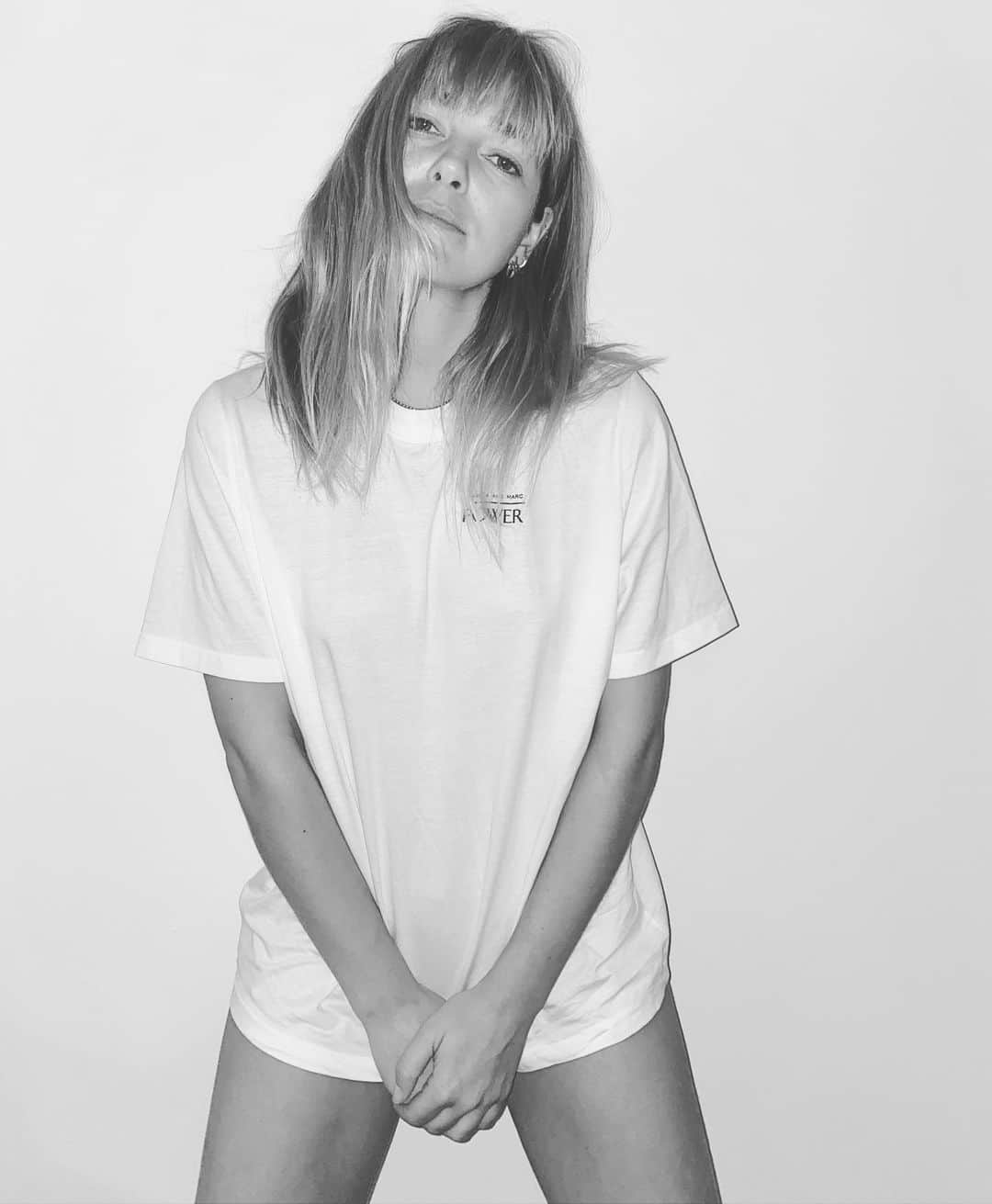 アシュリー・ハートのインスタグラム：「Let’s talk ovaries; the way we all enter this magical world yet unfortunately how three hundred thousand woman a year leave it, from ovarian cancer with no warning signs, test or cure💔 .  @camillaandmarc have made this awesome T-shirt to raise money and awareness to help change this! And, we all have the beautiful opportunity to get behind it together! By purchasing one of these limited edition T’s (link in bio) 100 percent of the profits will go to Caroline Professor Ford and her team at Ovarian Cancer Research UNSW Sydney. .  #ovariestalkaboutthem #powerandsolidarity ✊🏼」