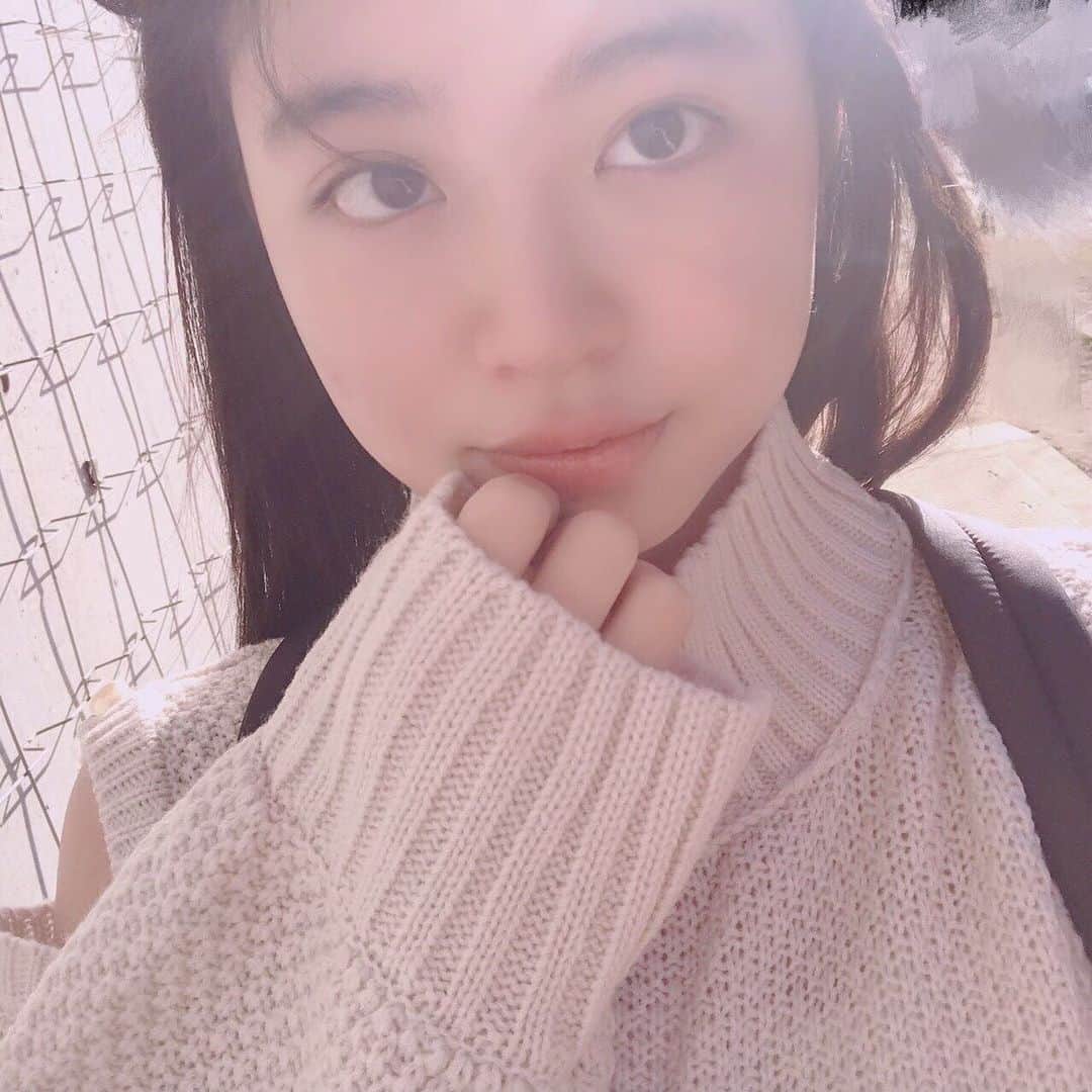 吉田万葉のインスタグラム：「風がふぁさぁーって前髪とんだ🙈　2月のある日のピク🎞  #おでこ #ニーハイ #fjk」