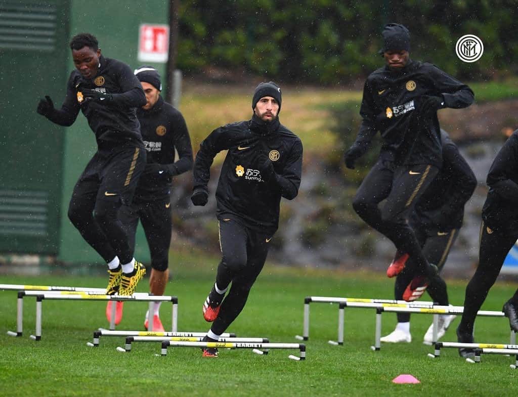 クワドォー・アサモアのインスタグラム：「Team under the rain 💪🏿⚫️🔵 #Appiano #Inter  #Focus #TrainingHard」