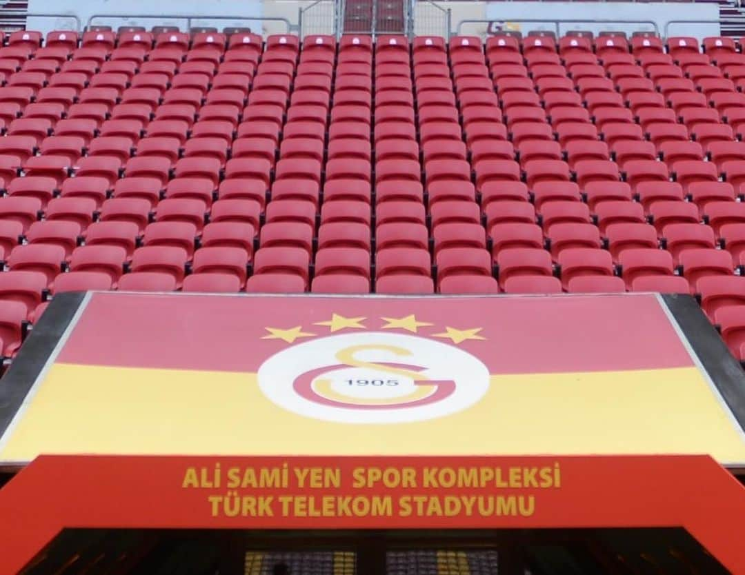 ガラタサライSKさんのインスタグラム写真 - (ガラタサライSKInstagram)「Ali Sami Yen Spor Kompleksi Türk Telekom Stadyumu'nda VIP koltuk yenileme çalışmalarına başlandı.  Çalışmalar kapsamında, Batı 100 ve 101V bloklarından, 1090 adet koltuk değişimi gerçekleştirildi.  Üretici firma tarafından 10 yıl solmazlık ve 25 yıl paslanmazlık garantisi verilen yeni koltuklarda, bel ve kol desteğiyle birlikte taraftarlarımızı keyifli maçlar bekliyor.  15 Mart 2020 tarihine kadar, önce Batı Bölümü VIP koltuklarının, 3 Nisan 2020 kadar ise Doğu Bölümü VIP koltuklarının değişiminin tamamlanması planlanıyor.」3月2日 21時42分 - galatasaray