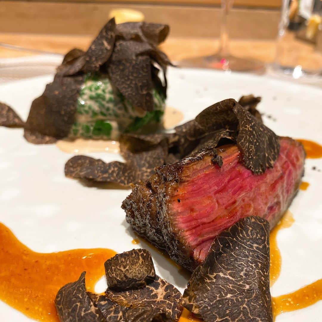 のインスタグラム：「今日のおは朝のチャリティーは、僕の着込んだジャージを秒で購入してくださった @jujujujunjun さん に、心から御礼申し上げます。これで沖縄のサンゴもその分救われるでしょう。そして僕のんだけ最後まで売れ残ったらどうしようとあせってました笑笑。 着てない服が山ほどあるので、もっとおは朝メルカリに出品しておけばよかったです。 #おは朝 #おはよう朝日です #メルカリ #おは朝サンゴ で検索  #山岸久朗 #山岸弁護士 #山岸弁護士が飯テロ中」