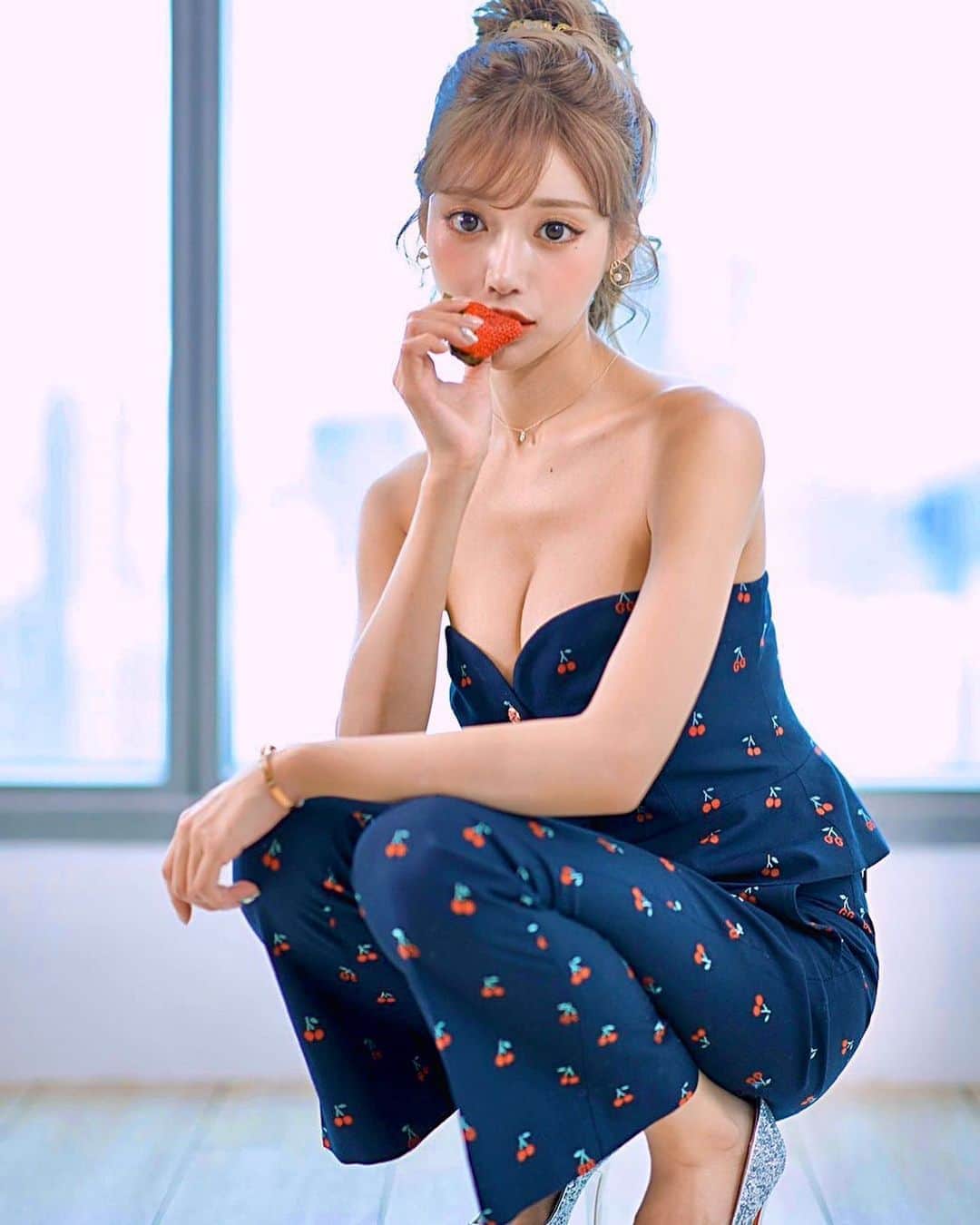 明日花キララのインスタグラム：「いちご食べる？🍓 #おやすみ　🍼👶🏻」