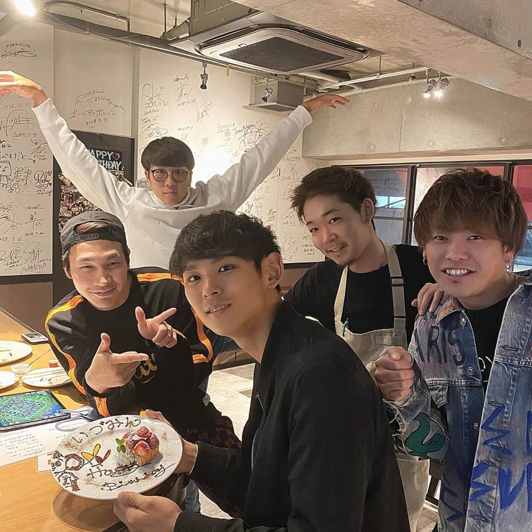 のインスタグラム：「サプライズで誕生日祝ってきました🔥 喜んでくれたから良かった👍 嬉し泣きするかと思ってたんだけどなー🤣 ちょいウルウル🥺でした😘 頑張れー🔥  #泉圭輔 #誕生日 #savoy福岡店 #完食」