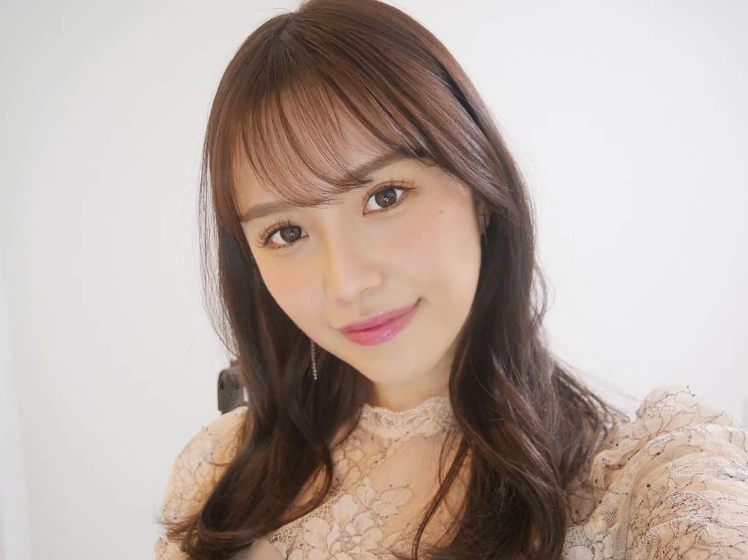 のインスタグラム：「久々に一眼で撮ってみたら 画質良すぎてびっくりした🥱🥱 アナ雪☃️❄️とったときの。 . .  #GH5 重すぎて こんなん持ち歩けやん…🥺 なんか持ち運びできるいいカメラないですか！！ . . . この日のメイク💕💕 #カラコン : #ディファイン ナチュラルシャイン #アイシャドウ : #HOLIKAHOLIKA #チーク : #mac ウォームソウル #リップ : #dior #マキシマイザー 01  #CANMAKE イルミナルージュ 06 . . . . #カメラ #一眼レフ #ミラーレス #LUMIX #GH5 #カメラ女子 #ピンクメイク #プチプラコスメ #ナチュラル #メイク」