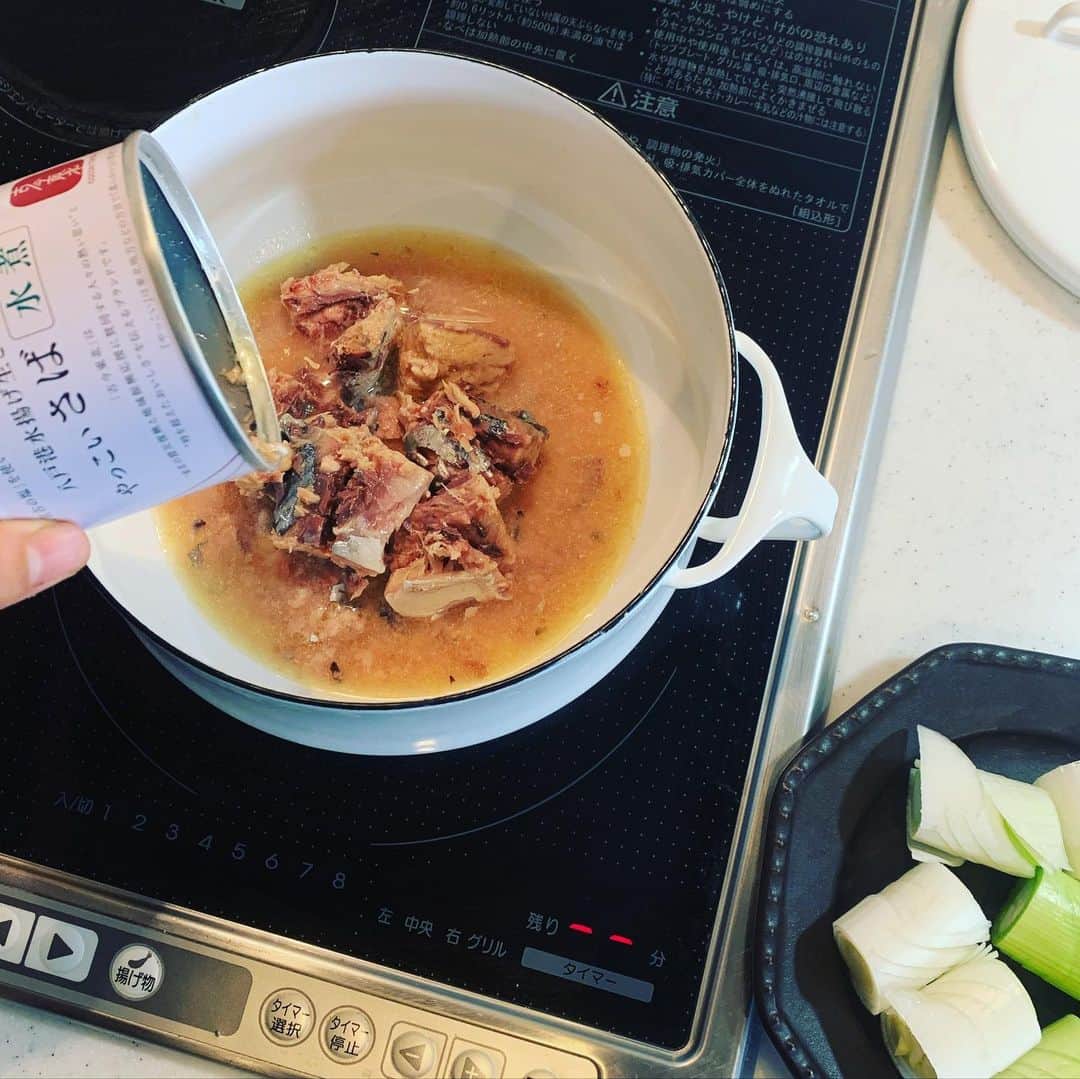 佐藤友子さんのインスタグラム写真 - (佐藤友子Instagram)「「昨日も今日も味噌汁」という新しい番組をYouTubeでスタートしているんですが、このサバの水煮缶を丸ごと使うお味噌汁がめっちゃくちゃ美味しくて、わたしもハマっています。  料理家のこてらみやさんが動画のなかで作ってみせてくれているんですが、こてらさんのキッチンがまた心温まる風景で。  自分たちでも何度も繰り返し見ては、味噌汁の作り方のみならず、キッチンの道具やぶら下げられているガラスポットにまで目が釘付けになっております😊  最後にバターをのせて黒胡椒をひく、というのがポイントのようで、これをやるかどうかでまた美味しさが格段にアップすると感じました。  平日の晩ご飯をそっと助けてくれる動画となればうれしいです。忙しくても「おいしいお味噌汁がありさえすれば」とホッとできるような😌  もうすぐ次の味噌汁レシピも配信予定です！ ・ #昨日も今日も味噌汁 #北欧暮らしの道具店  #当店iOSアプリでも動画を楽しめます」3月2日 21時39分 - tomokosato_hokuohkurashi
