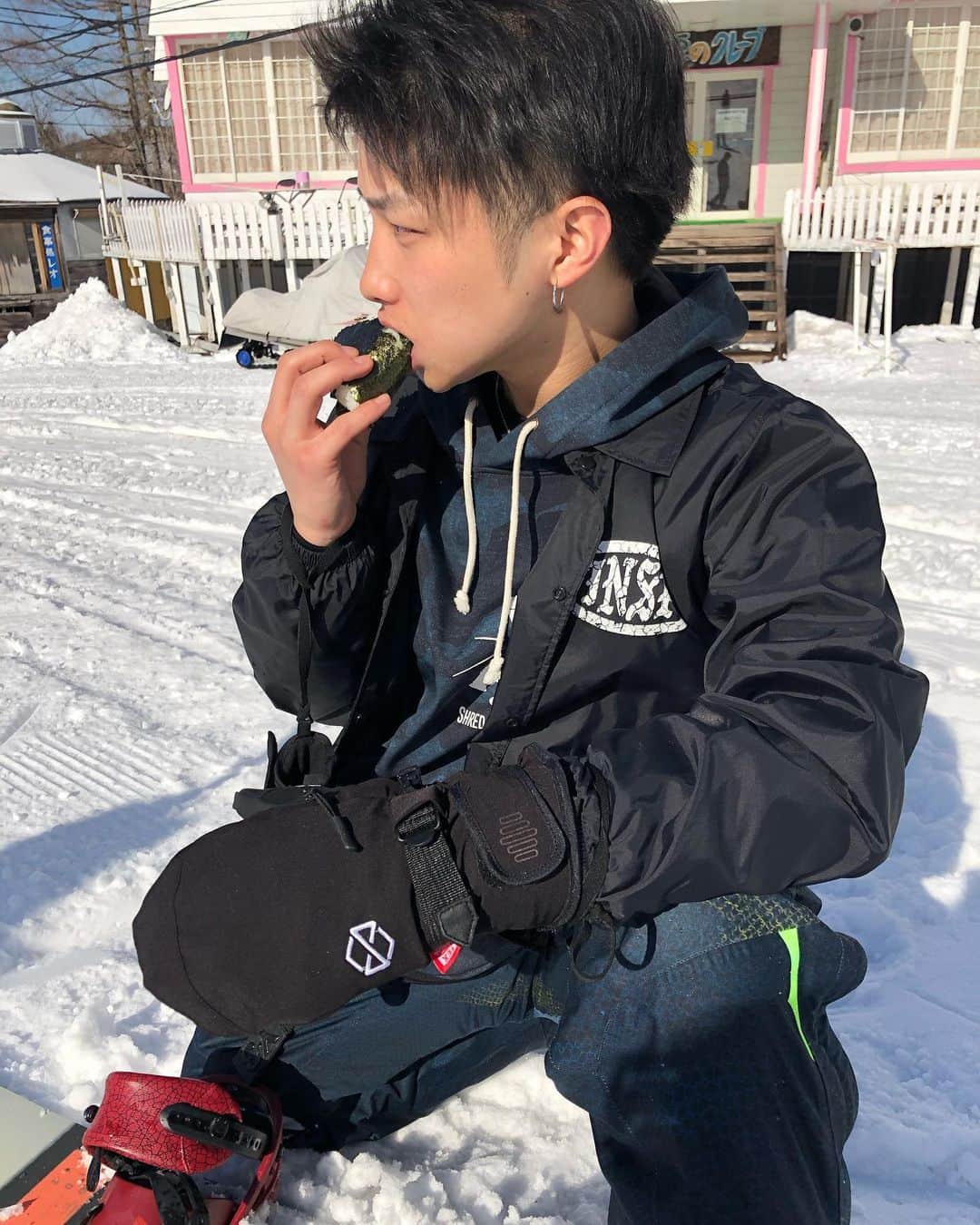 若槇太志郎のインスタグラム：「. ゲレンデでボードつけながらおにぎり食ったことある？僕ある。　 #竜王スキーパーク」