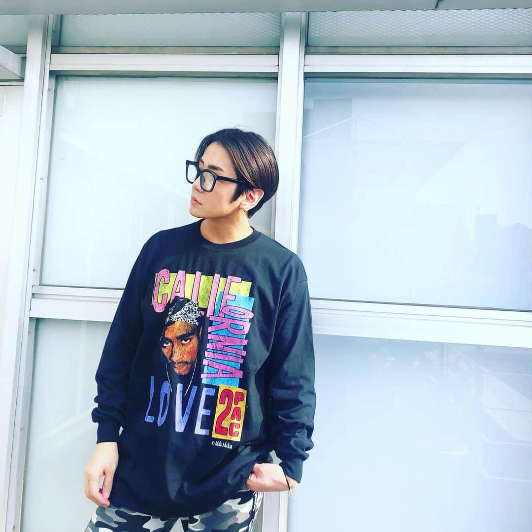ミッチーのインスタグラム：「おやすみ﻿ー！ 一目惚れロンtee﻿ ﻿ #2pac﻿ @raptees.jp」