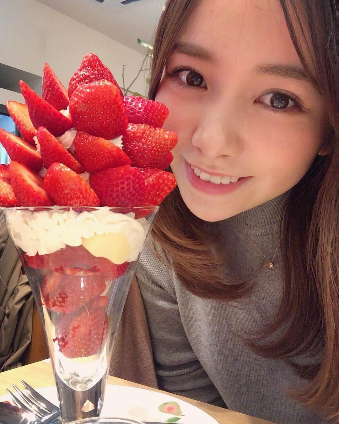 黒澤詩音のインスタグラム：「*﻿ ﻿ 食べたかった #あまおう 🍓﻿ ﻿ ﻿ 先日生放送終わりに、本当はいちご狩りにずっと行きたかったのだけれど遠いので大量にいちご食べました🍓﻿ ﻿ ﻿ 食べきれない程のあまおう。笑﻿ お腹いっぱいになる。笑﻿ ﻿ ﻿ この日、お誕生日プレゼントに貰ったサンローランのリップ💄が名前入りでとっても可愛かったです🥺💕まぁちゃん、ありがとう！！﻿ ﻿ ﻿ #いちごパフェ #あまおうパフェ #いちご #パフェ#sweets ﻿ #苺 #strawberry #🍓#🍓🍓🍓」
