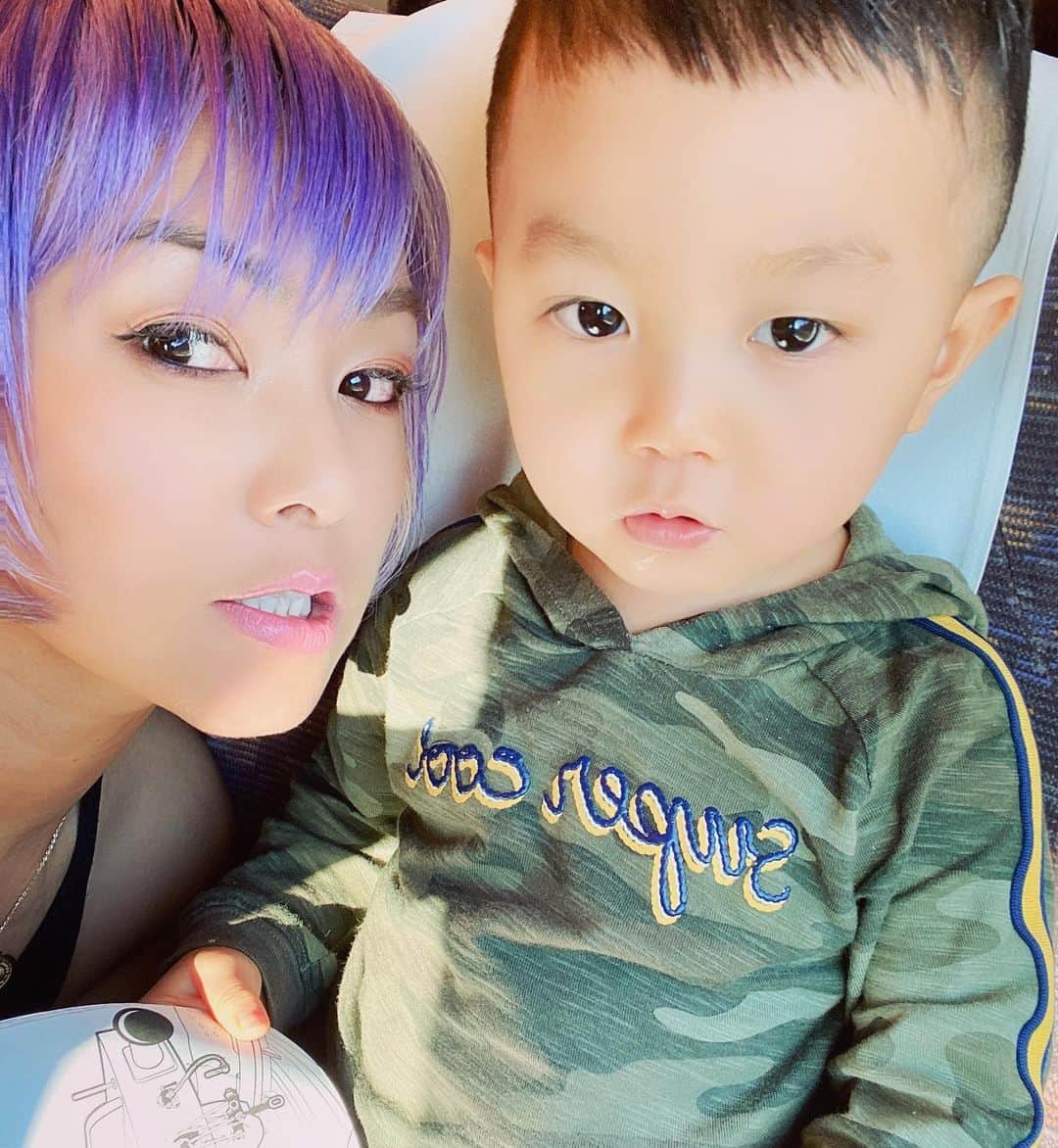 Nazukiのインスタグラム：「コロナの影響て今日から小中高が休みとなり、幼稚園まで休みになったりで、働くママさんやシングルママさん達はほんとに大変ですよね😱 働かないと稼げないし、子供預けないと働けないし😰 日用品も売り切れで空っぽだし😱  この先どうなっていくのか不安だけど、心はHappyでいられるように、こんな時こそ自分と向き合う時間を作ったり、子供と大切な時間を過ごしたりしてハッピーライフを送っていきたい💜💕 #corona #コロナ  #親子 #自分と向き合う  #life #mamalife #シンママ　#おとこのこママ  #2歳児 #myson」
