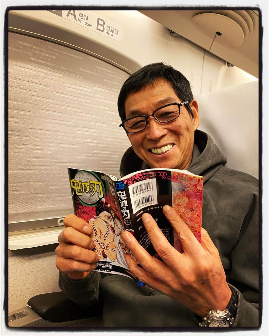 井上聡さんのインスタグラム写真 - (井上聡Instagram)「本日は明石家電視台の収録。コロナの影響により無観客での収録になりましたが、時間が押すぐらい盛り上がったという事だけご報告させていただきます。 帰りの新幹線で我らが神は今流行りの鬼滅の刃をお勉強なされているところを撮影に成功しました。離れた僕の座席に来て10巻を置いていってくださいましたので、現在11巻を読まれているのでしょう。  #柱に興味はなさそうでとにかくねずこが可愛くて仕方がないそうです #「なんの呼吸がええかなぁ」と小さく呟いておられたので何かプランがあるのだと思います #でも11巻まで読んでるのに未だによくわかってないそうです #特に笑うような漫画ではないのですが、一人で笑顔で読んでおられます #あとご自身が大好きなコロッケも僕にくださいました #日本を明るくしている人 #鬼滅の刃 #明石家電視台 #明石家さんまさん」3月2日 22時08分 - _ino__