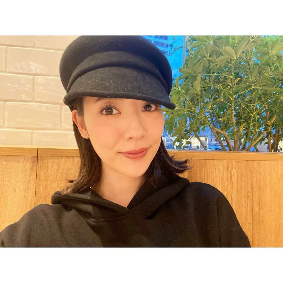 のインスタグラム：「Hello, March🌸 今日は寒いけど、だんだん春が 近づいてきたかな。 冬の間に被りそびれていた 冬素材の🎩を慌てて被っています笑  #fashion #instafashion #coordinate #me #ootd #outfit #casquette #hat #ca4la #blackcoordinate #black #march #earlyspring #monotone #casual #ファッション #コーディネート #コーデ #3月 #初春 #中田奈沙 #キャスケット #帽子 #カシラ #ブラックコーデ #黒 #モノトーンコーデ  #モノトーン #小物 #カジュアル」