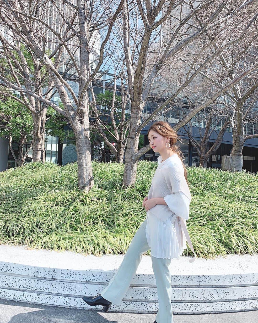 いっちゃん/嶋津 いつみのインスタグラム：「. . もう冬服が嫌過ぎて ひと足お先に春コーデ🌸✨ . . . . . ニットベスト👉🏻 @whoswhochico  ブラウス👉🏻 @whoswhochico  パンツ👉🏻 @mystic_pr  ショートブーツ👉🏻 @acym_official . . . . . ブラウスのサイドがプリーツになってるのと ニットベストのサイドがリボンになってて 最高にかわいい組み合わせ😍🌈💓 . . . . . パンツは使い勝手が良すぎて 色ち買いしたやつー❤️ . . . . . . . もぉちょっと暖かくなったら ショーパン履いて ロングブーツと合わせたいなぁ👀🌷💕 . . . . . . . #関西  #関西サロモ  #サロンモデル #サロモ #いっちゃん  #フリーモデル #関西モデル  #あざといっちゃん #かわいっちゃん #いっちゃんコーデ #ブライダルモデル #アレンジモデル #ヘアカラー  #ヘアアレンジ  #ロングヘア #スーパーロング  #ootd  #コーデ  #春コーデ」