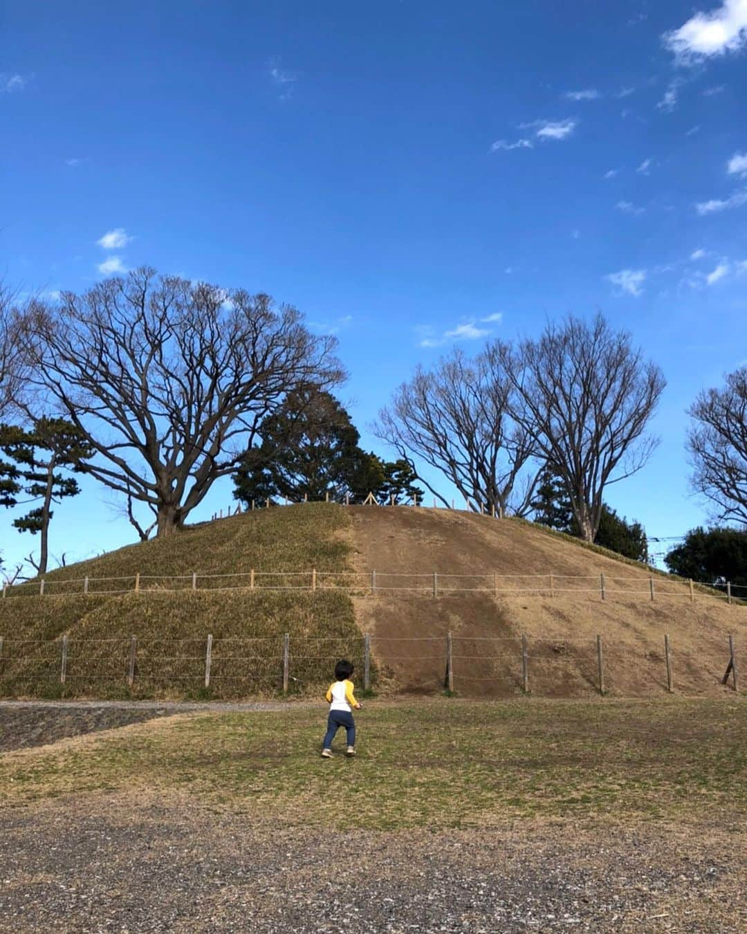 吉川めいさんのインスタグラム写真 - (吉川めいInstagram)「【Notification of Temporary Studio Closure】  新型コロナウィルス対策に伴う、コンセプトスタジオveda臨時休業について  いつもコンセプトスタジオvedaをご愛顧いただき誠にありがとうございます。  安倍首相の新型コロナウイルス感染症対策本部会合で、昨日3月1日、集団感染を防ぐため、スポーツジムなどを含む不特定多数の人が接触する場所を自粛するなど、現時点で最善と考えられる事項が発表されました。  これを受け、コンセプトスタジオvedaは明日からの臨時休業を決定いたしました。  期間： 2020/3/3(火)～3/17(火)の14日間  期間中のクラス参加を予定していた皆さまには大変申し訳ございませんが、ご理解いただけますようお願い申し上げます。  vedaメンバーの保有チケットに関する対応について: 追ってメンバー向けのメールにて詳細をお知らせ致します。今しばらくお待ちください。  尚、お電話でのお問い合わせは受け付けておりませんので、大変恐れ入りますが、詳細についてはvedaウェブサイトやメールでのお知らせをお待ちいただけますよう、ご協力をお願いいたします。  コンセプトスタジオveda主宰　吉川めい」3月2日 22時17分 - maeyoshikawa