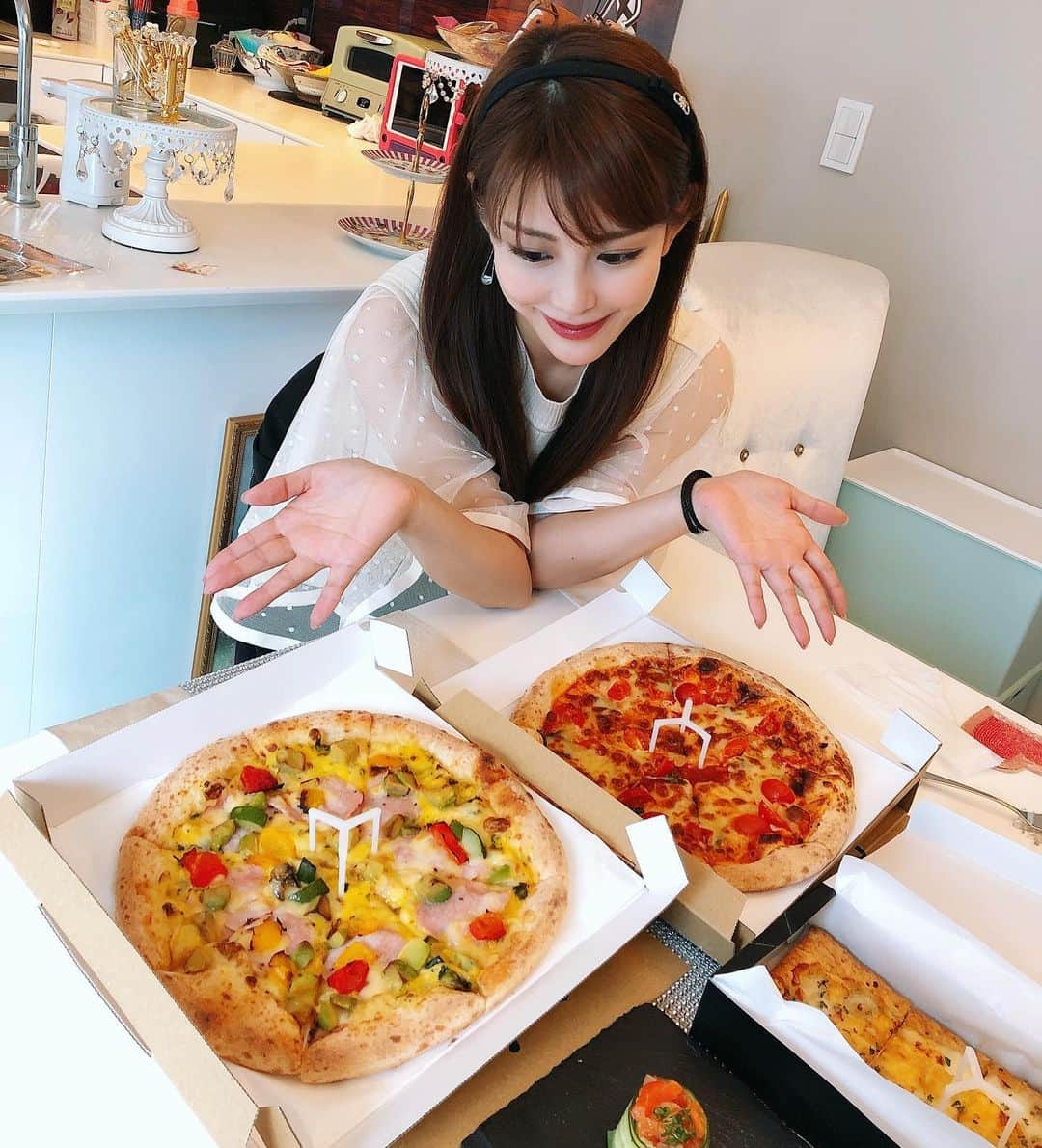 美馬怜子のインスタグラム：「大好きなあの子の素敵な家で💖 ピザパーティしたよ😃🍕 @napolinokama  初ナポリの窯✨✨ 美味しくてペロリでした💕 . こんな時だから、ホームパーティーしようって誘ってくれたのです🥰💓 . 手作りの前菜、レアチーズケーキ、桃の花を飾って待っていてくれて🌸 . 素敵なママであり、尊敬する女性😘 今日もありがとう💕 . #ホームパーティー #ピザパーティー #ナポリの窯 #デリバリー #ピザ #おもてなし料理 #とっても美味しかった」