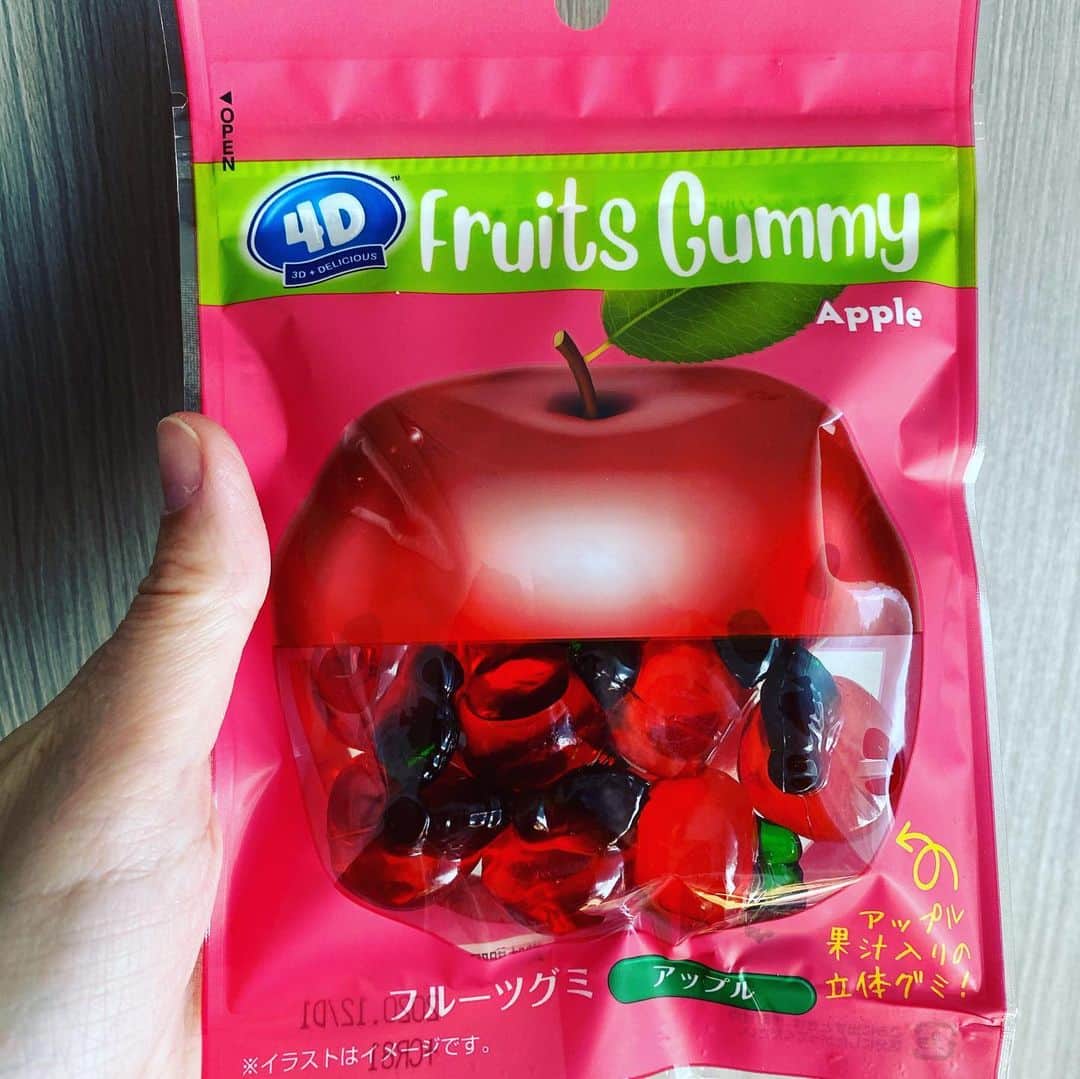 寺崎裕香のインスタグラム：「4Ｄグミ  なにこれ‼︎‼︎可愛い‼︎‼︎ と一目惚れして買ったの。 パイナップルもあった🍍 パイナップルも買えばよかったー！  二つ並べてみたい(o^^o)」