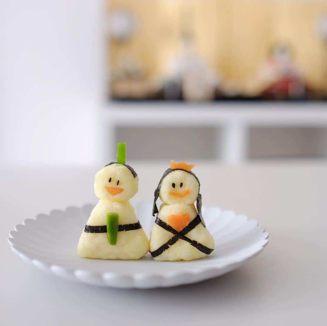 Keikooooooのインスタグラム：「ポテトサラダお雛様🎎🌸 一瞬でぐちゃぐちゃになっちゃったけど、 三口ぐらいは食べてくれました🤣 #離乳食#生後10ヶ月 #10months #女の子ママ #赤ちゃんのいる生活 #初節句#雛祭り」