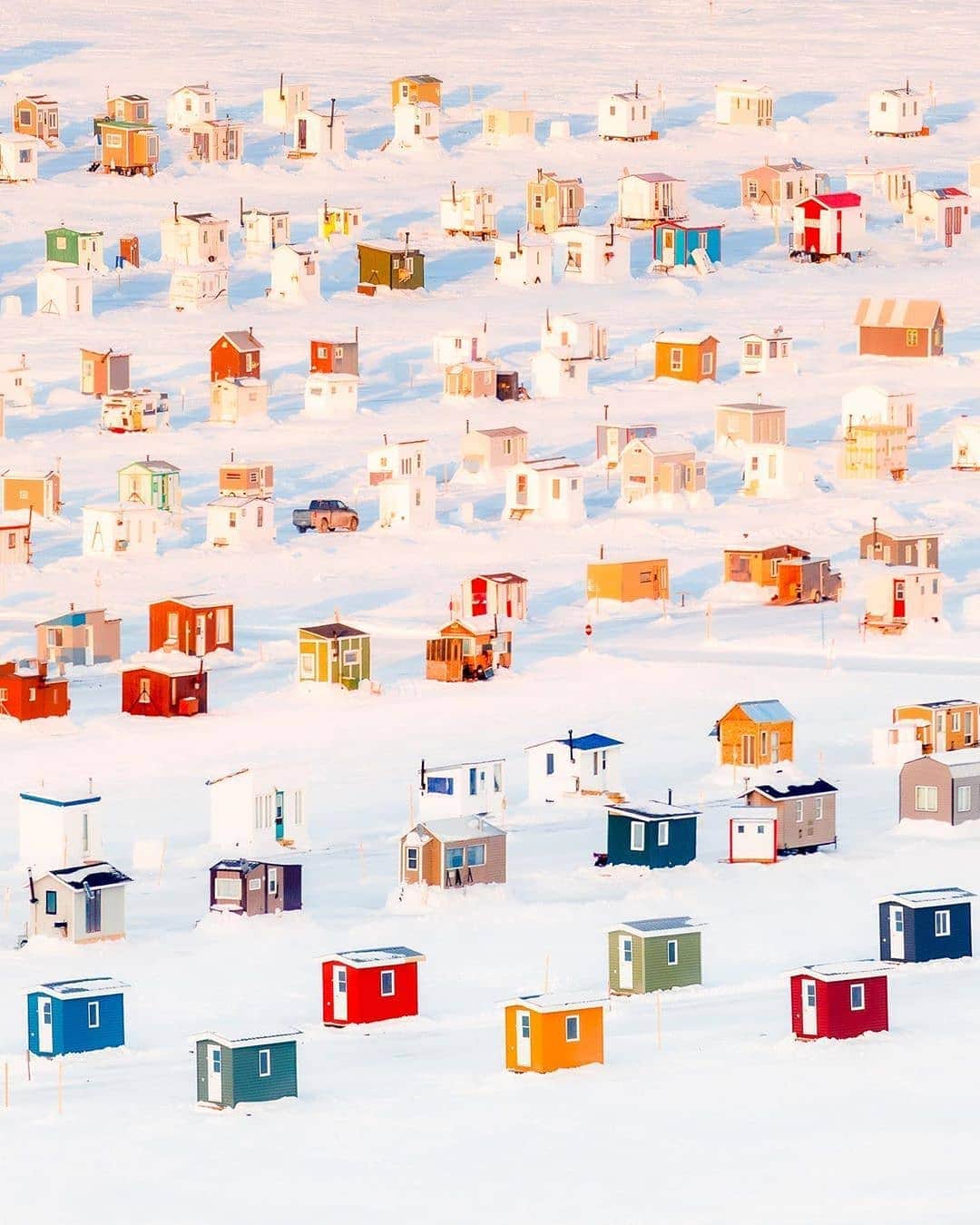 BEAUTIFUL DESTINATIONSさんのインスタグラム写真 - (BEAUTIFUL DESTINATIONSInstagram)「Check out these little fishing huts on the frozen fjord of Saguenay! 🌈🎣 Aren't their colors so beautiful? 😍 Tag a friend that would be mesmerized by this! (📸: @loic.lagarde 📍: Saguenay–Lac-Saint-Jean)」3月2日 22時16分 - beautifuldestinations