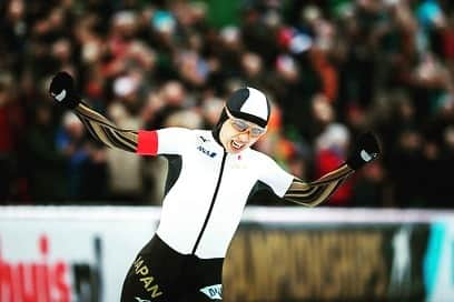 一戸誠太郎のインスタグラム：「. World Allround Championship . オールラウンド総合3位(日本記録) . 500m1位 5000m8位 1500m3位 10000m2位  白幡さん以来の23年ぶり2人目の表彰台に乗ることができました🔥 昨日はまだ信じられませんでしたが、だいぶ実感が湧いてきました。 表彰台に乗ることができて光栄であり、嬉しいです😊 大会に当たってサポートをしてくれたスタッフ・コーチ陣の皆さんありがとうございました。 また、たくさんのご声援をありがとうございました😆  #ANA #speedskating  #japanskating」